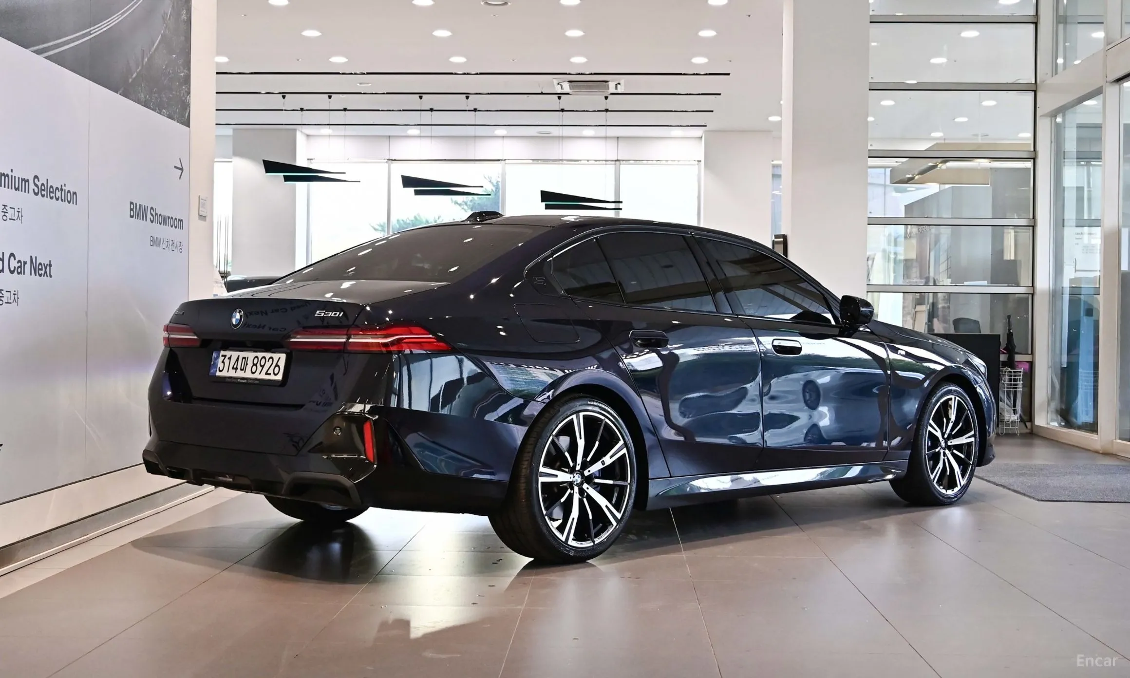 BMW 5 Series (G60) превью 4