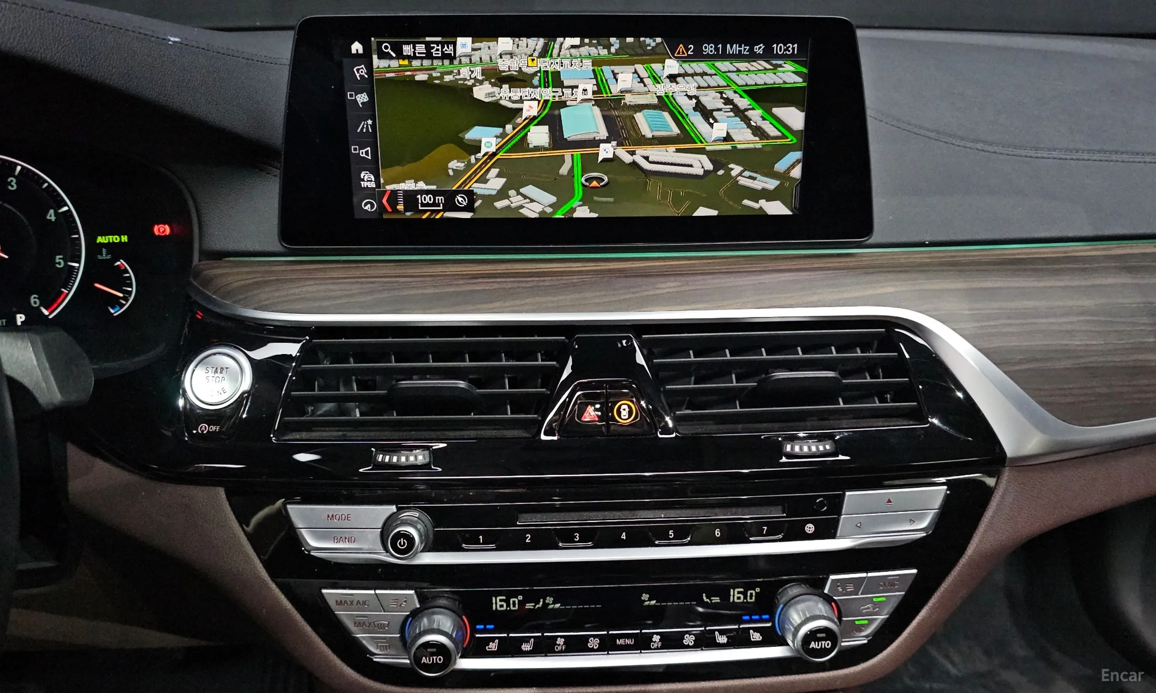 BMW 5 Series (G30) превью 14