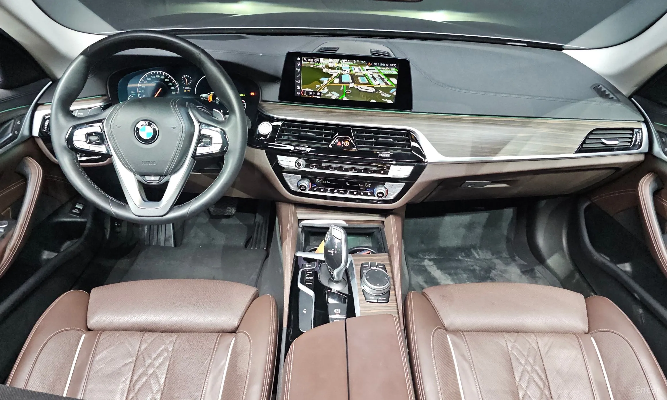 BMW 5 Series (G30) превью 7