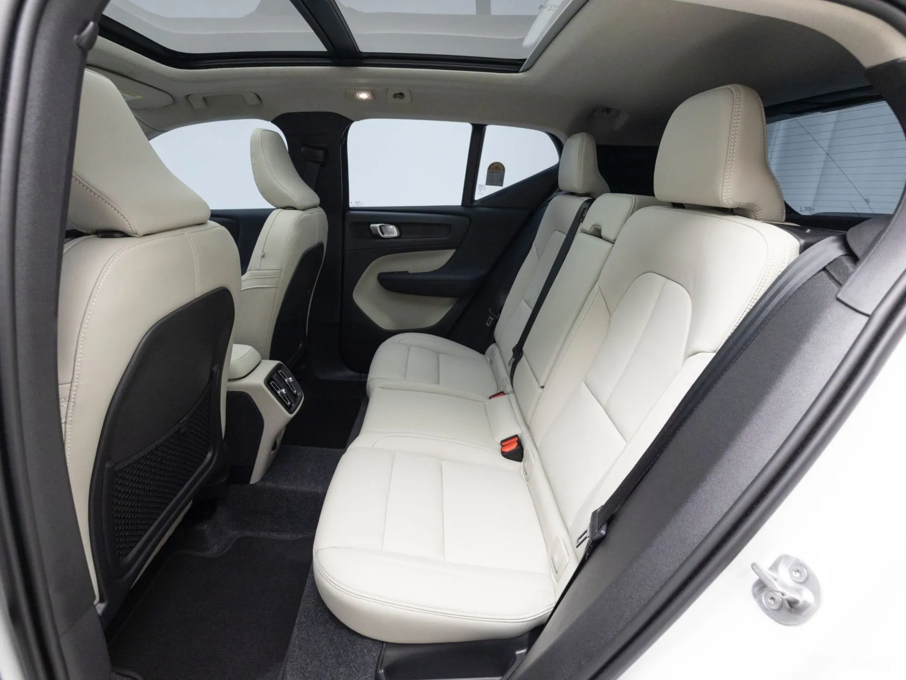 Volvo XC40 превью 11