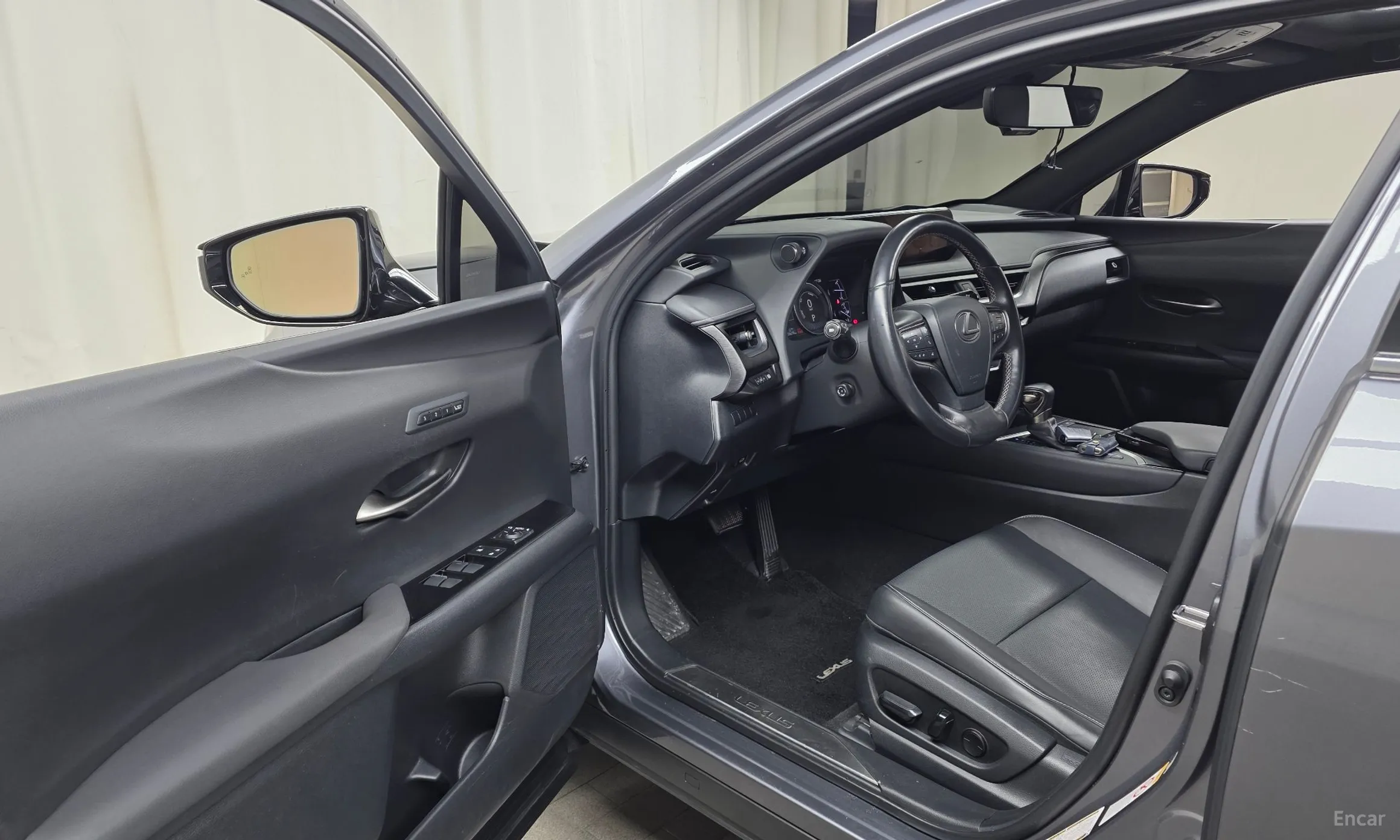 Lexus UX250h превью 10