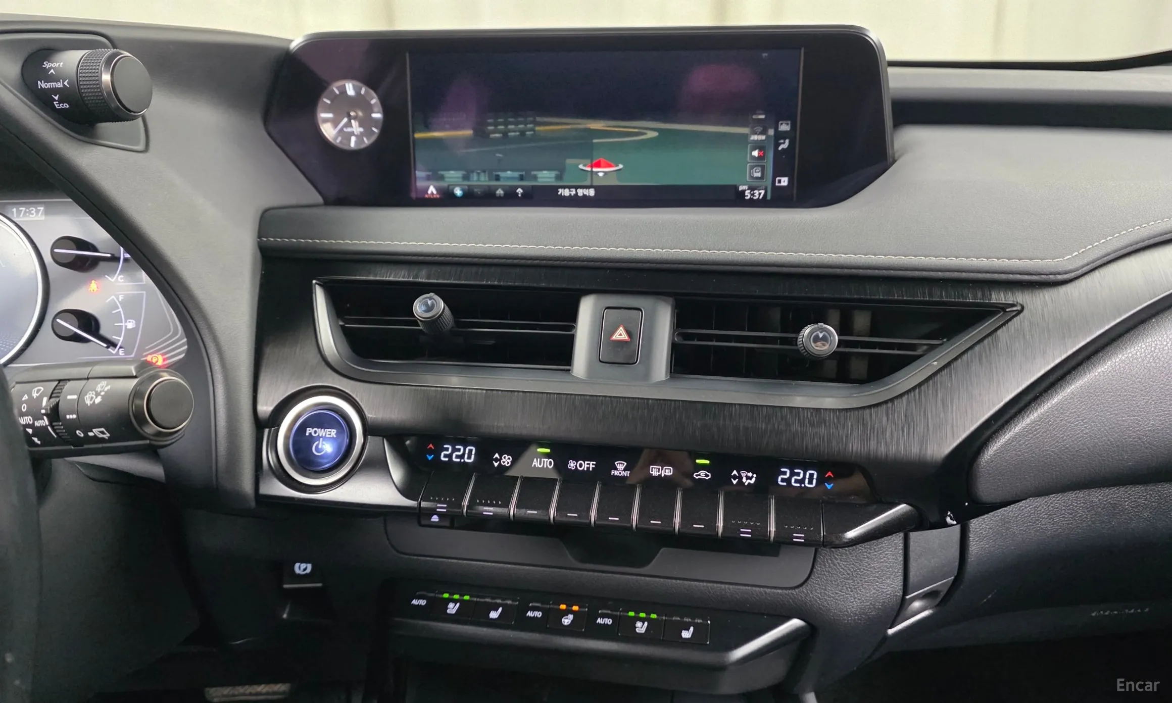 Lexus UX250h превью 13