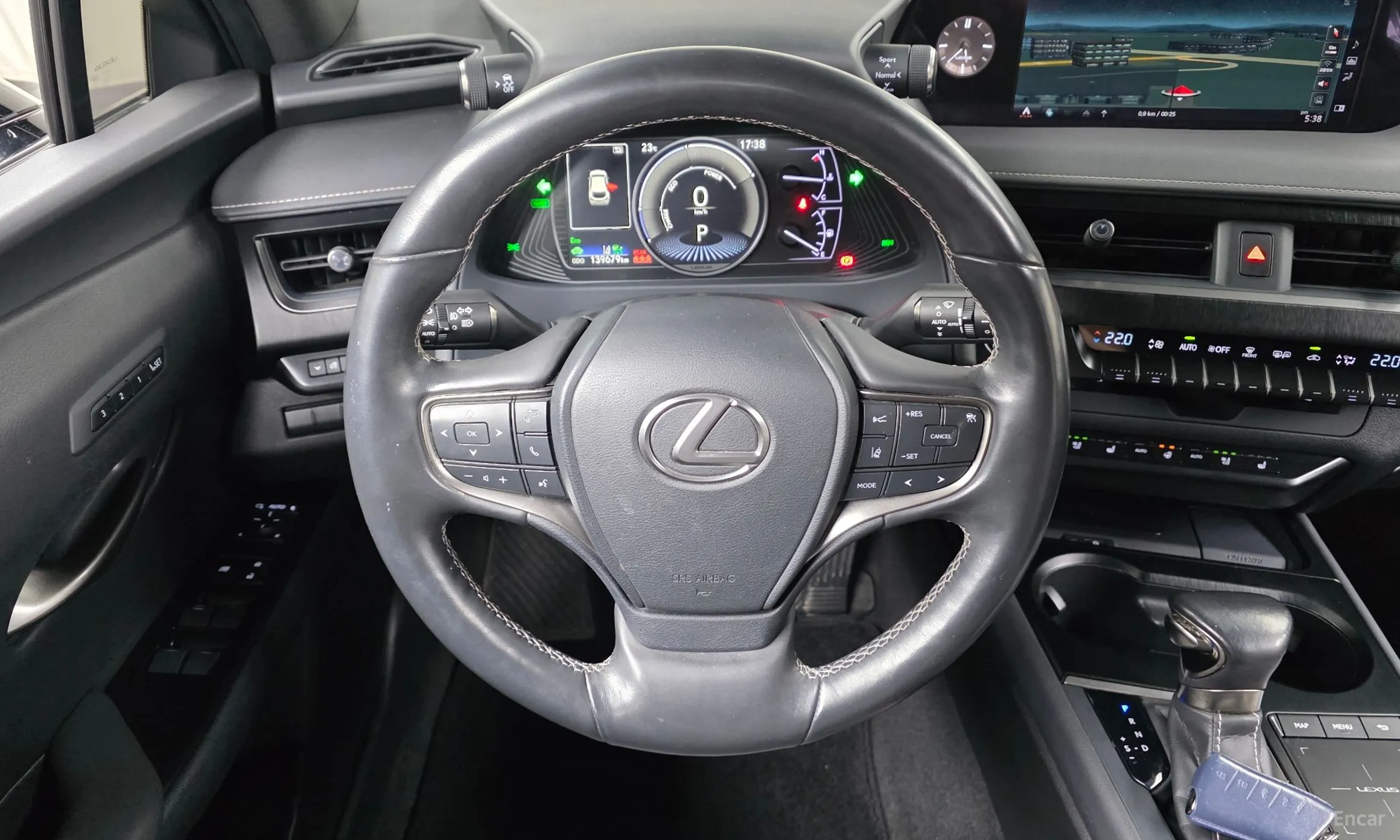 Lexus UX250h превью 14