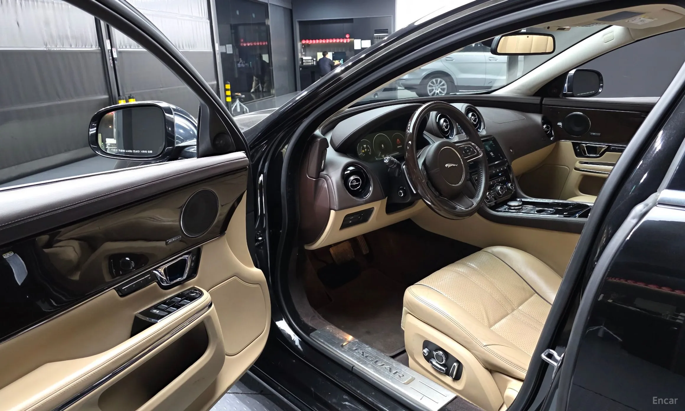 Jaguar All New XJ превью 10