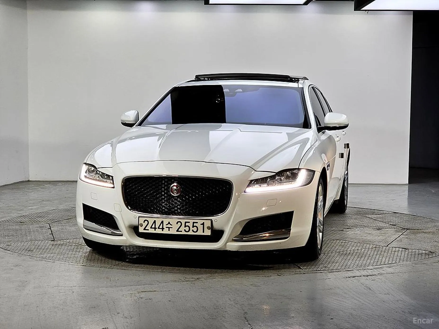 Jaguar XF (x260)