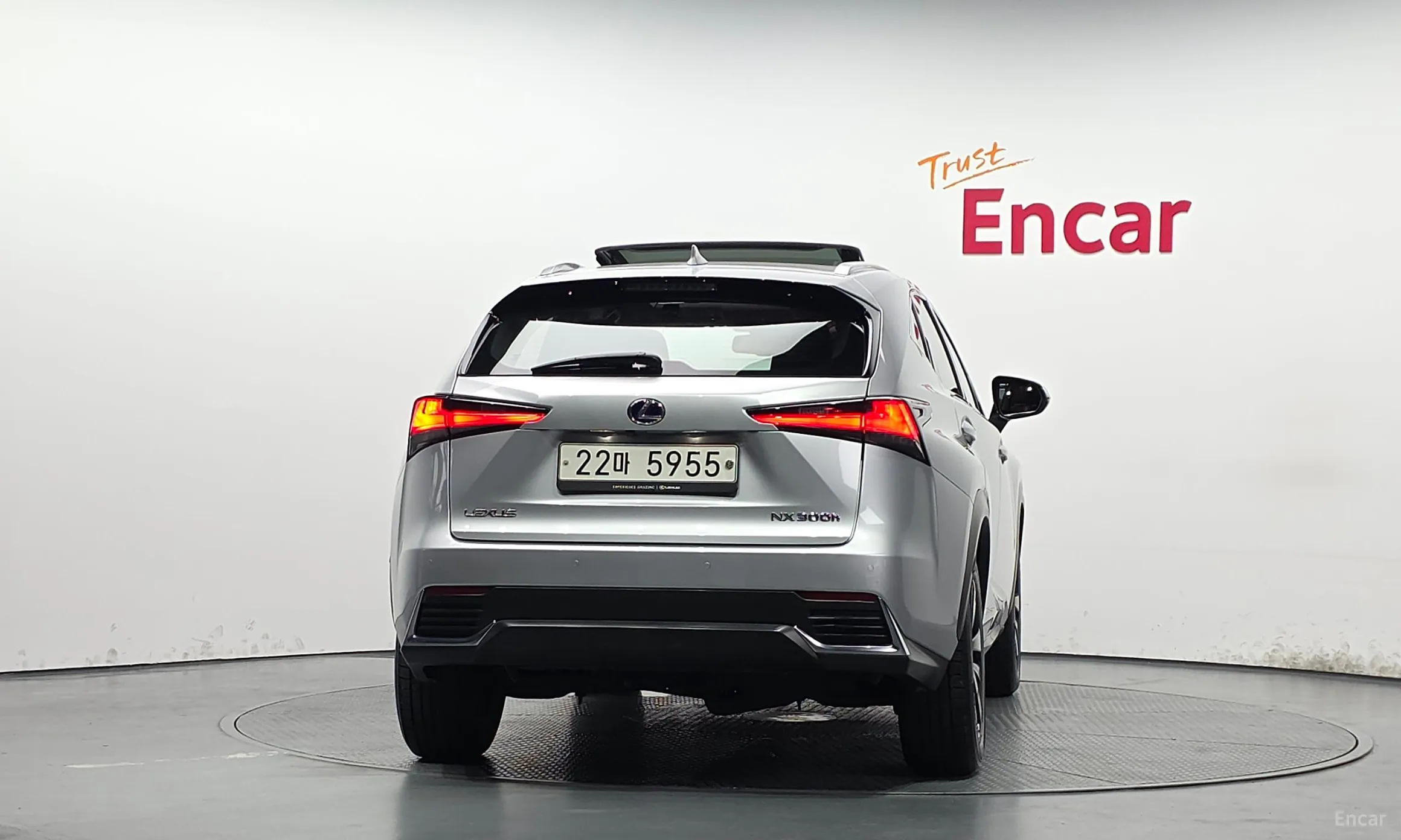 Lexus NX300h превью 4