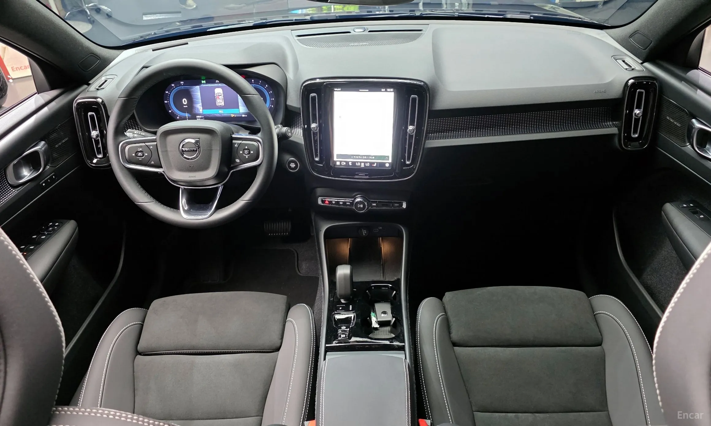 Volvo XC40 превью 7