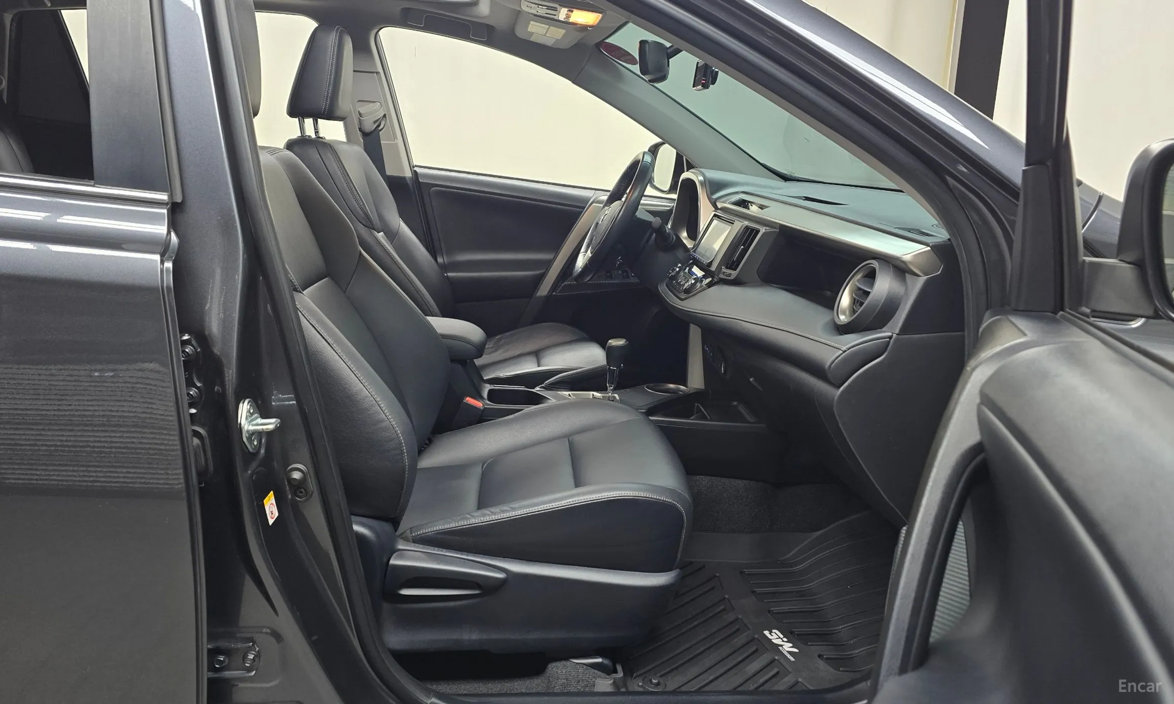 Toyota RAV4 превью 11