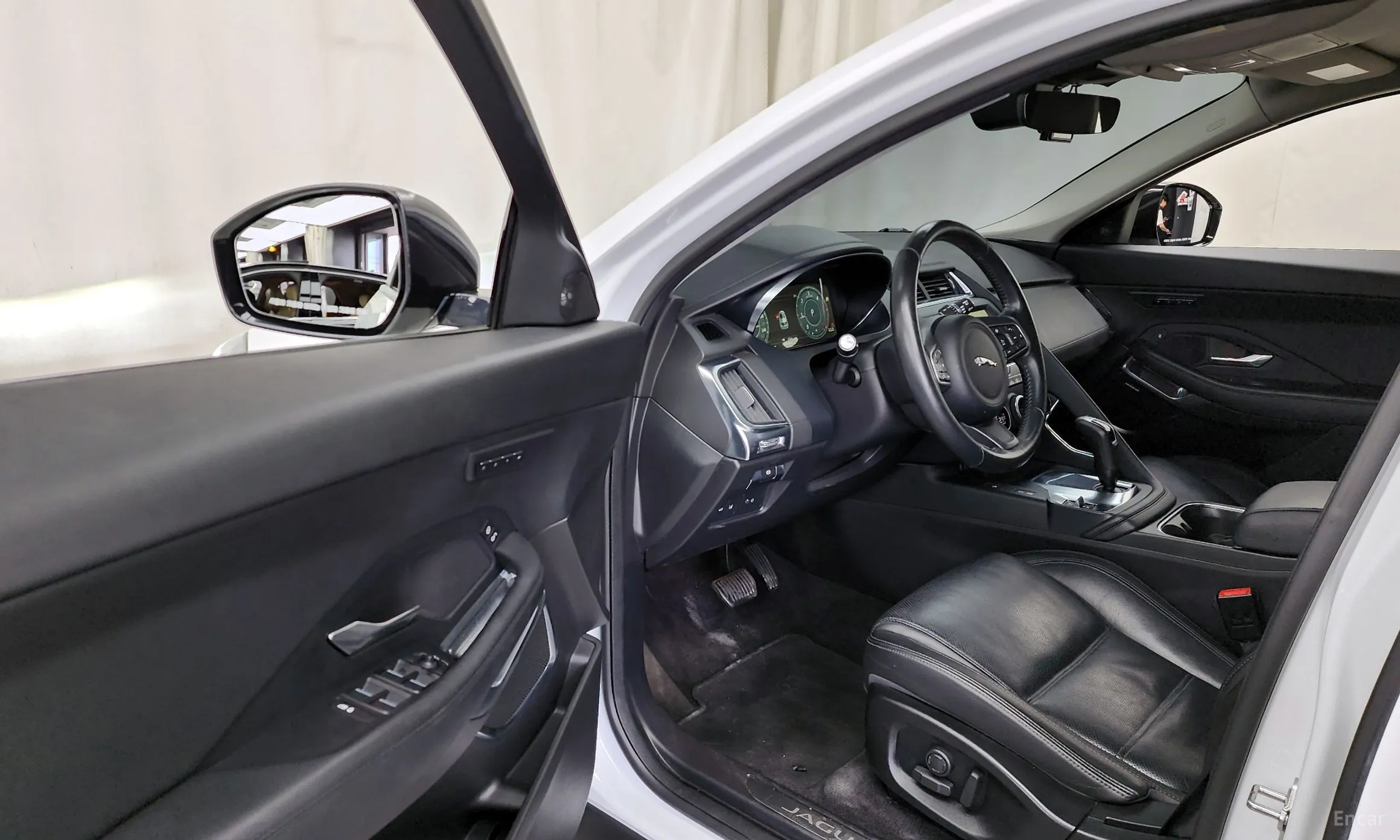 Jaguar E-PACE превью 10