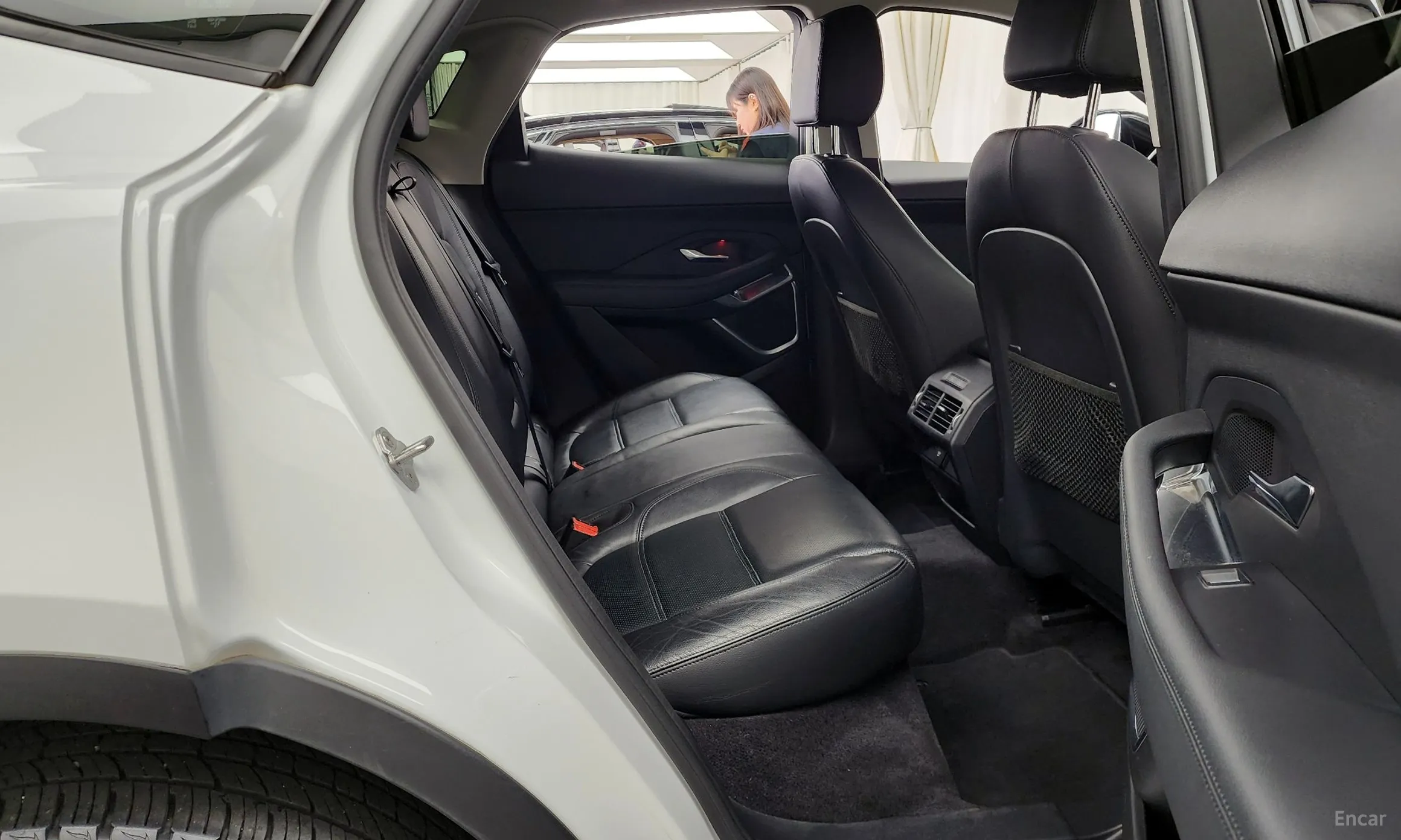 Jaguar E-PACE превью 12