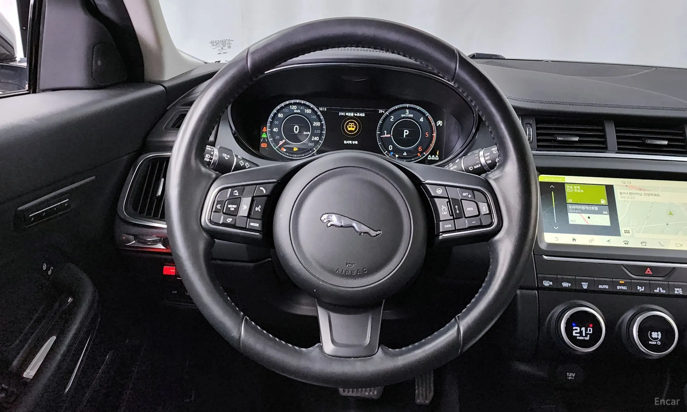 Jaguar E-PACE превью 13