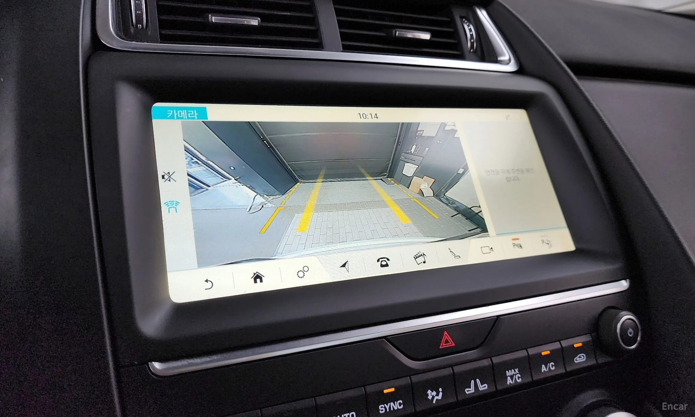 Jaguar E-PACE превью 15