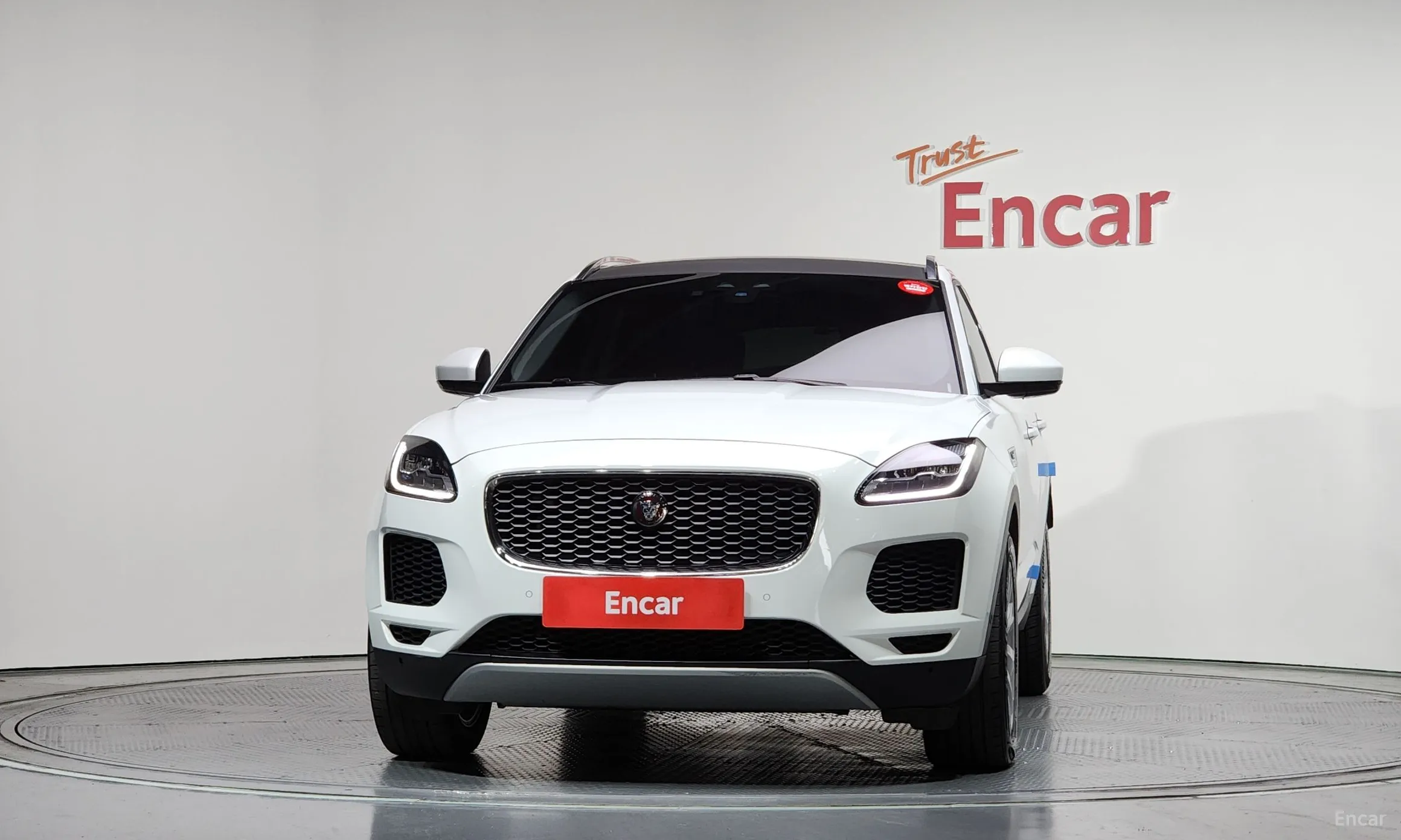 Jaguar E-PACE превью 3