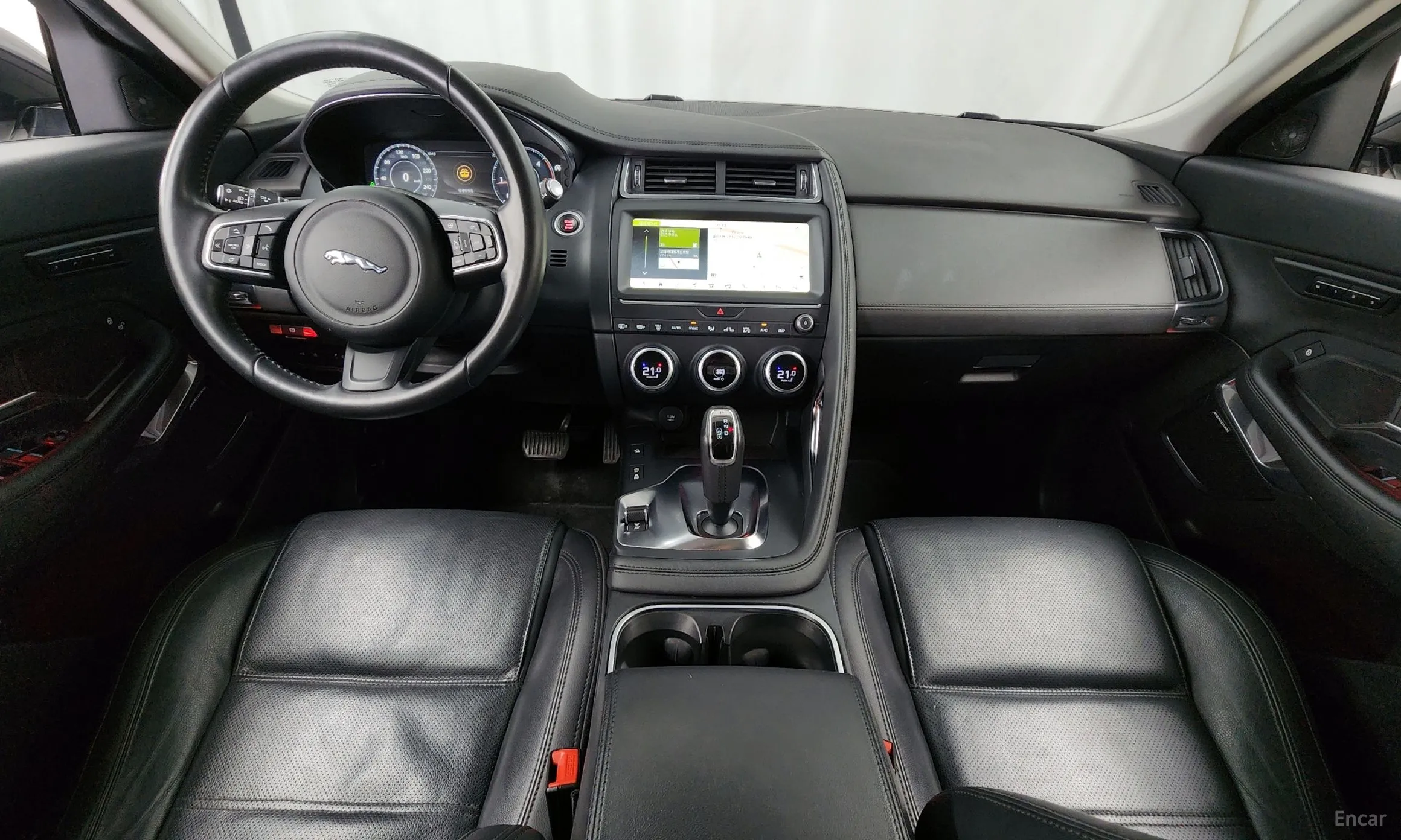 Jaguar E-PACE превью 7