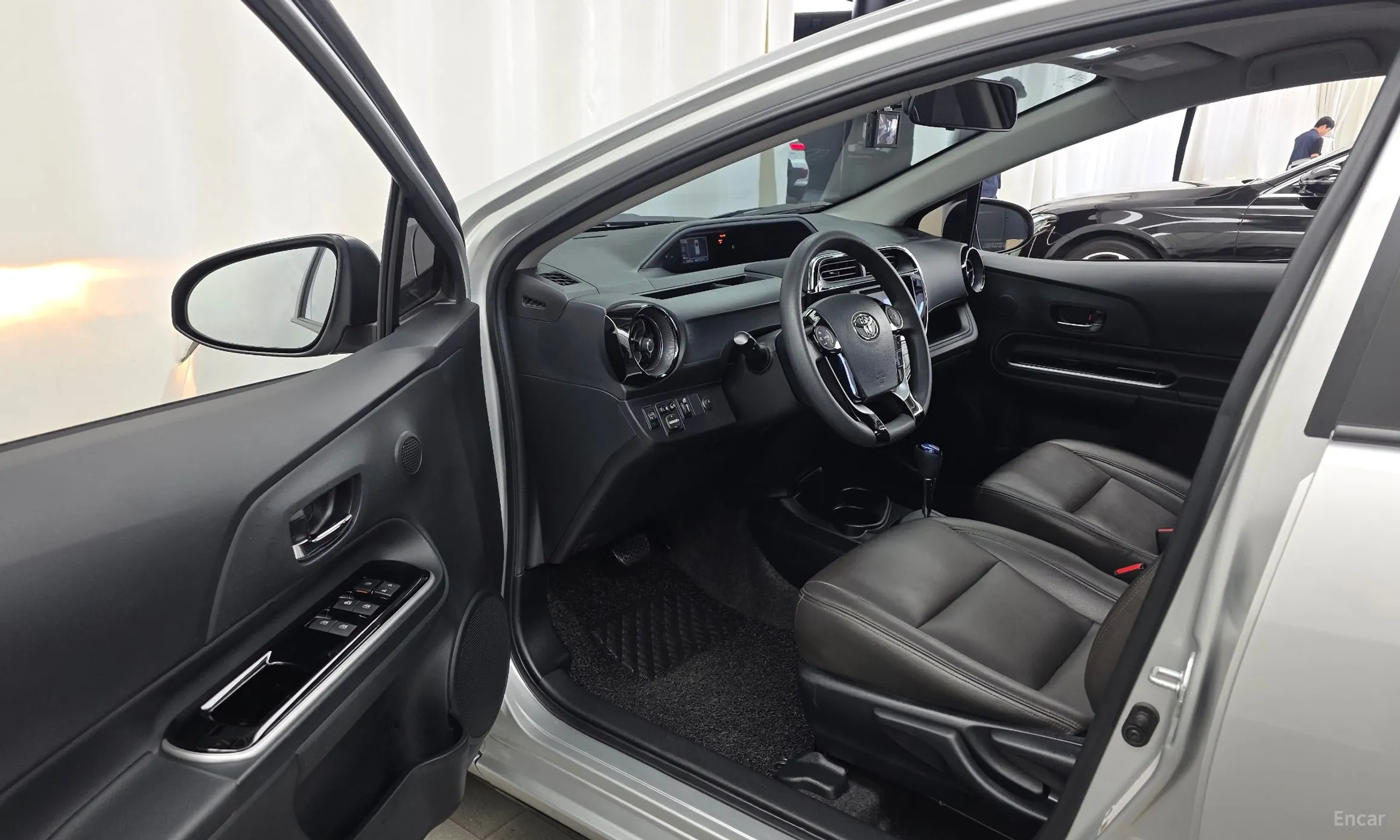 Toyota Prius C превью 10