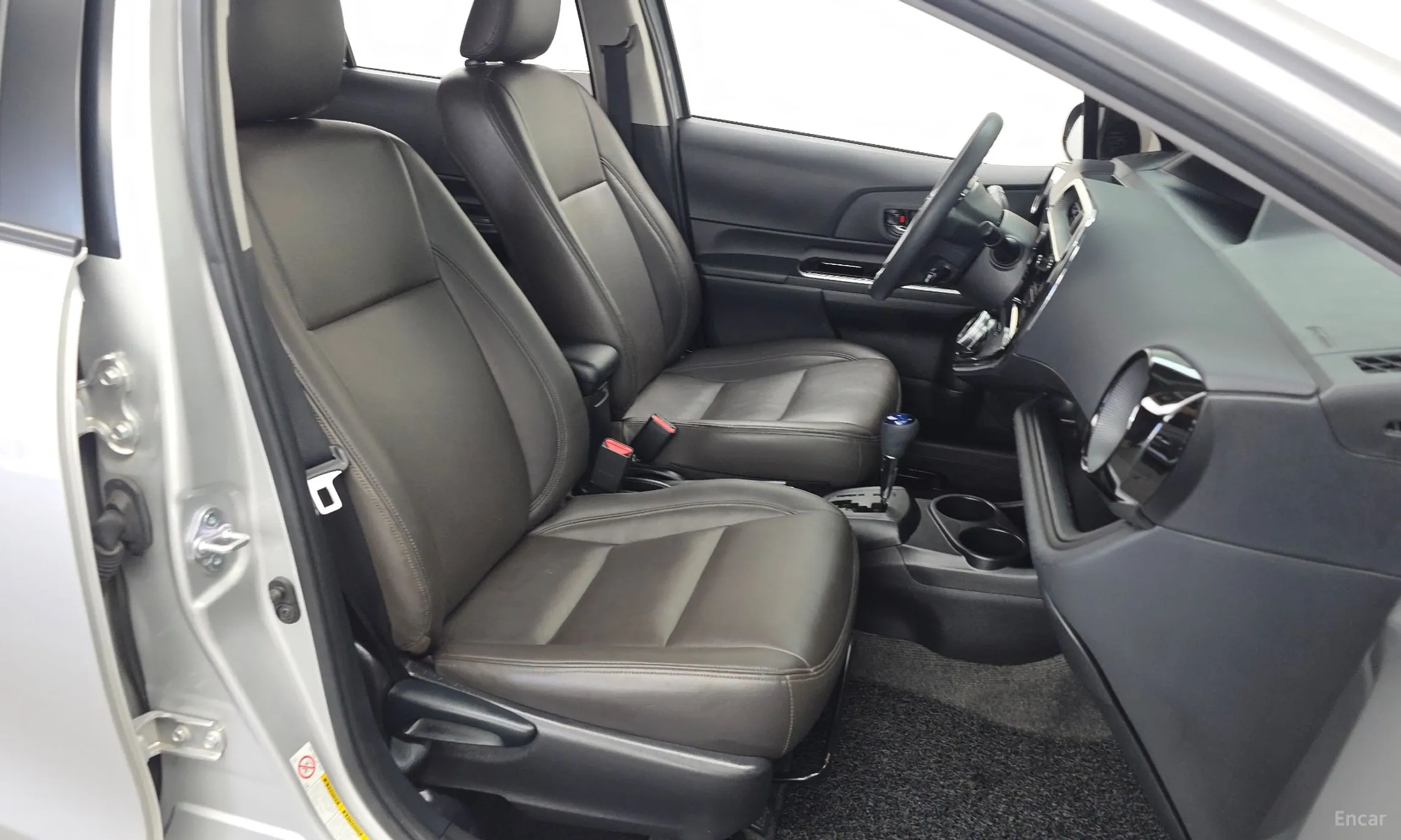 Toyota Prius C превью 11