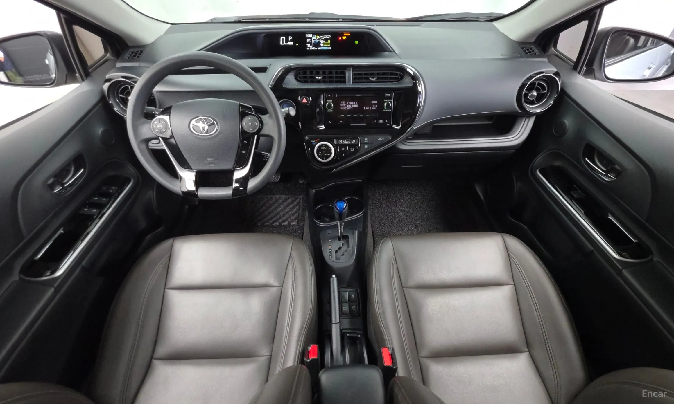 Toyota Prius C превью 7