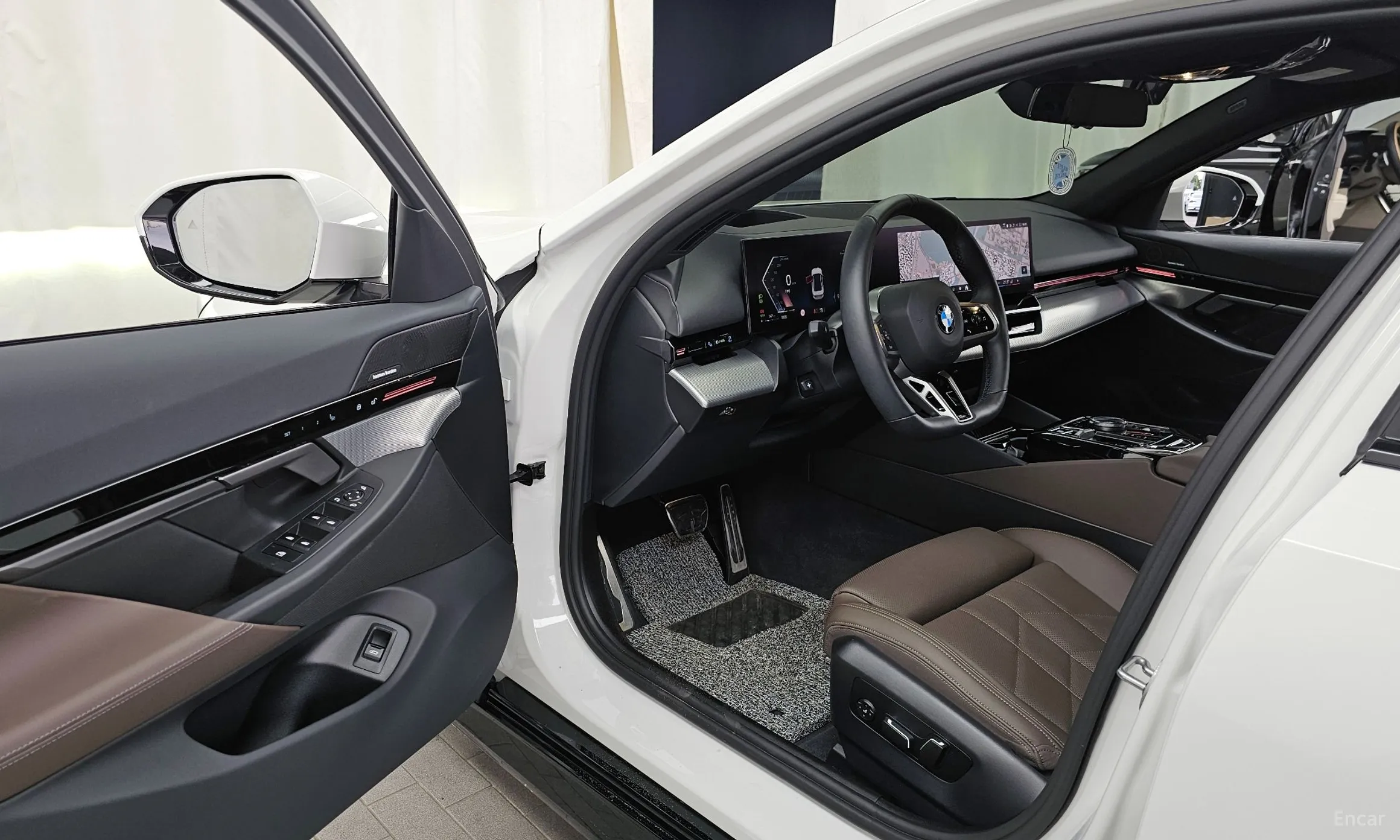 BMW 5 Series (G60) превью 10