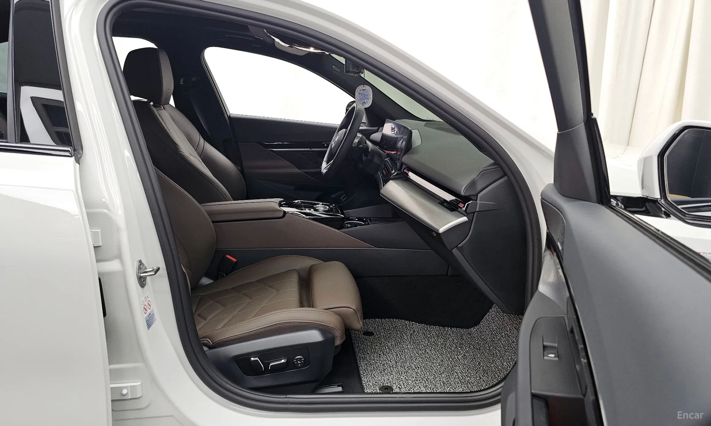 BMW 5 Series (G60) превью 11