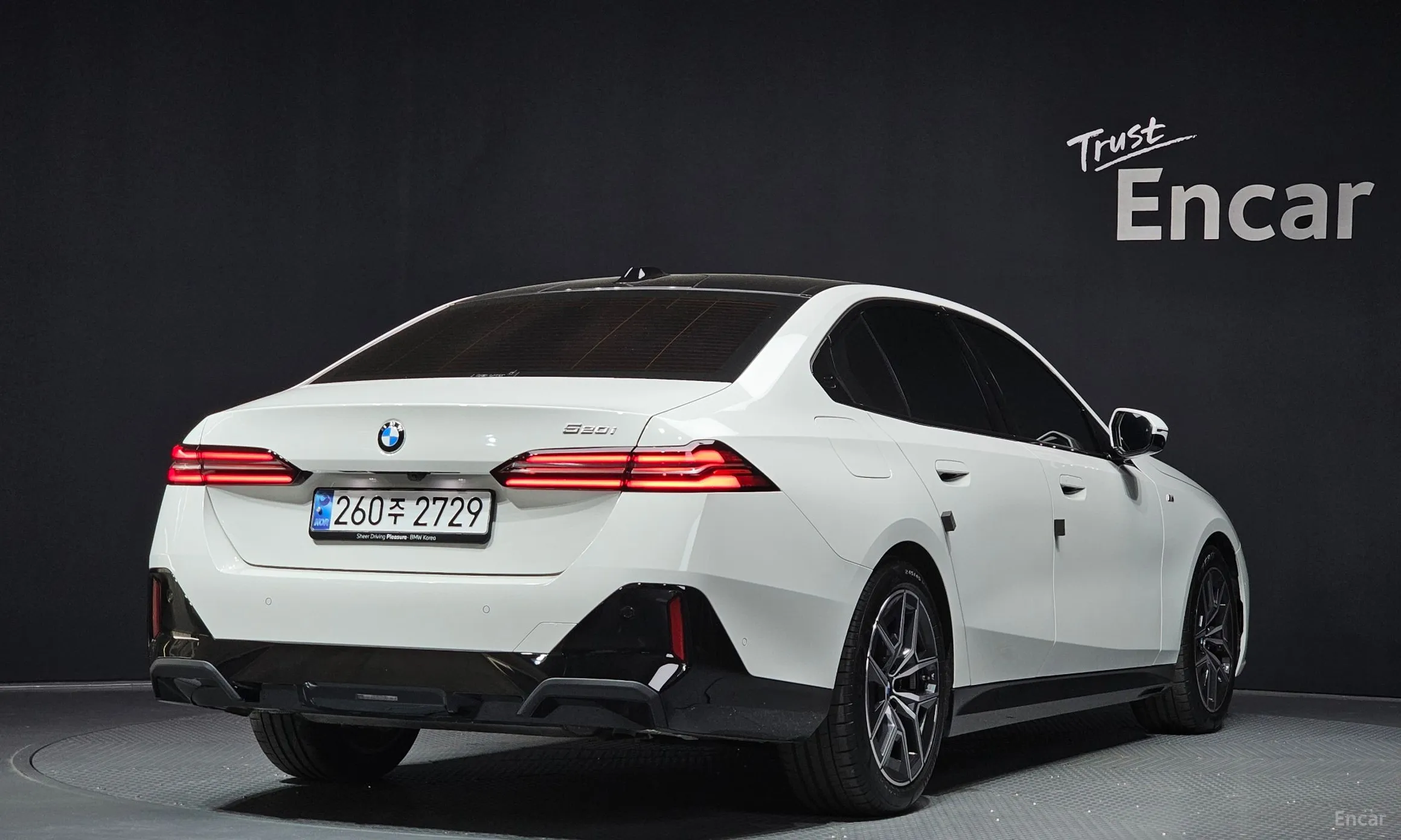 BMW 5 Series (G60) превью 2