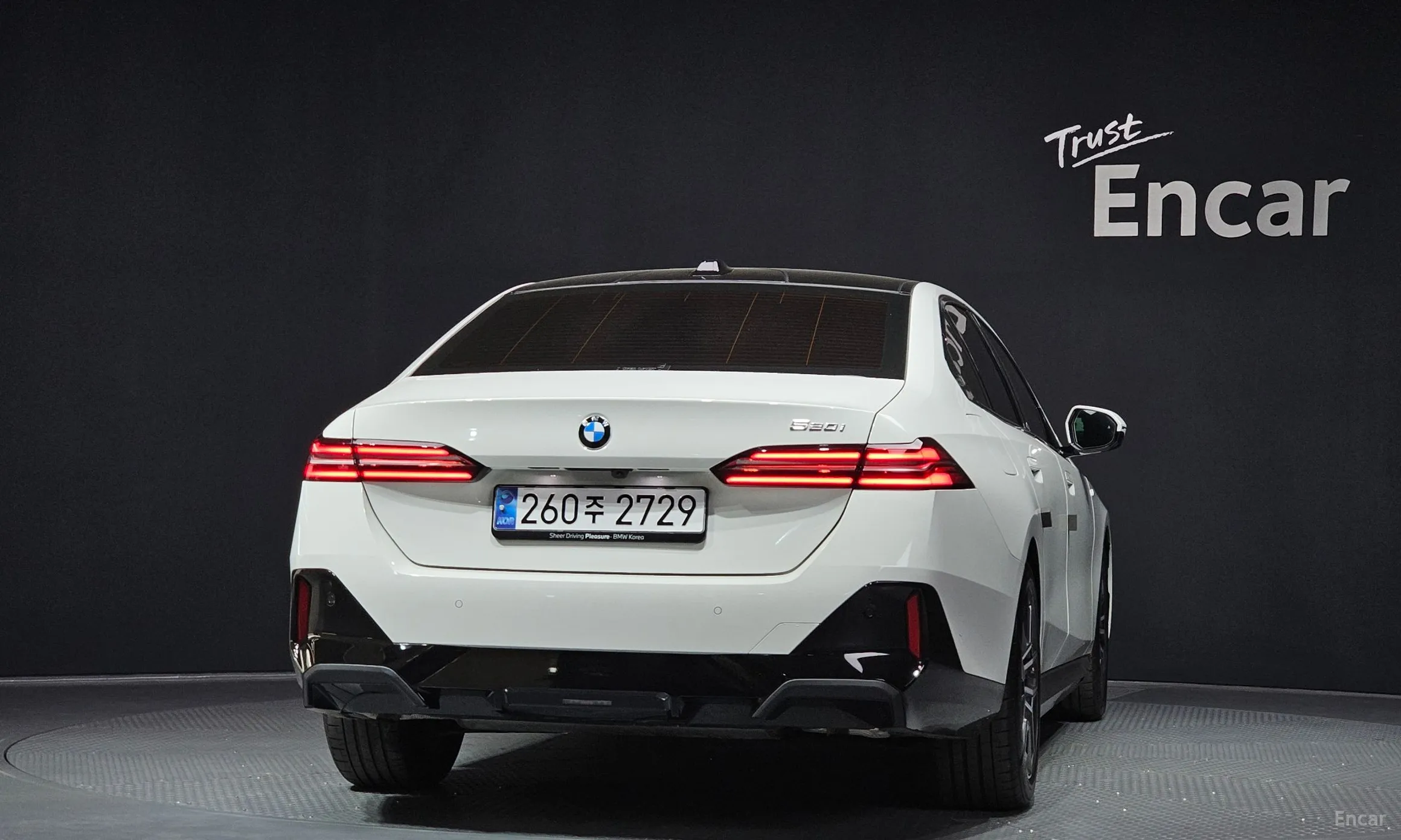 BMW 5 Series (G60) превью 4