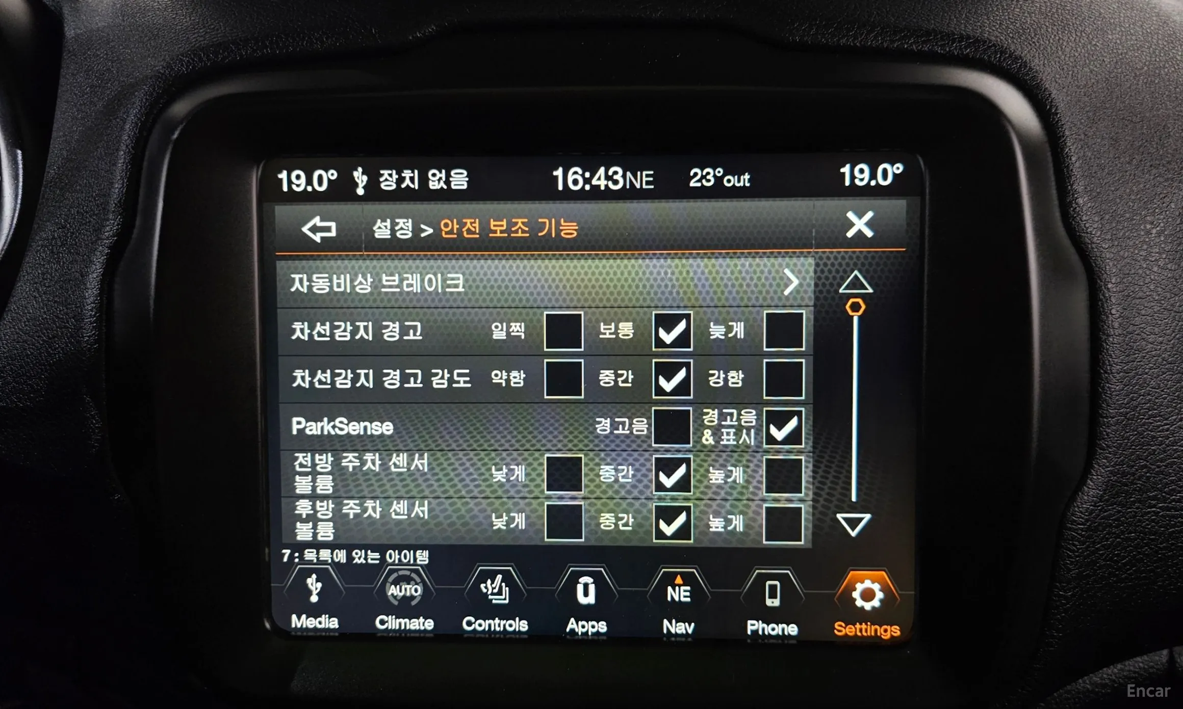 Jeep Renegade превью 17