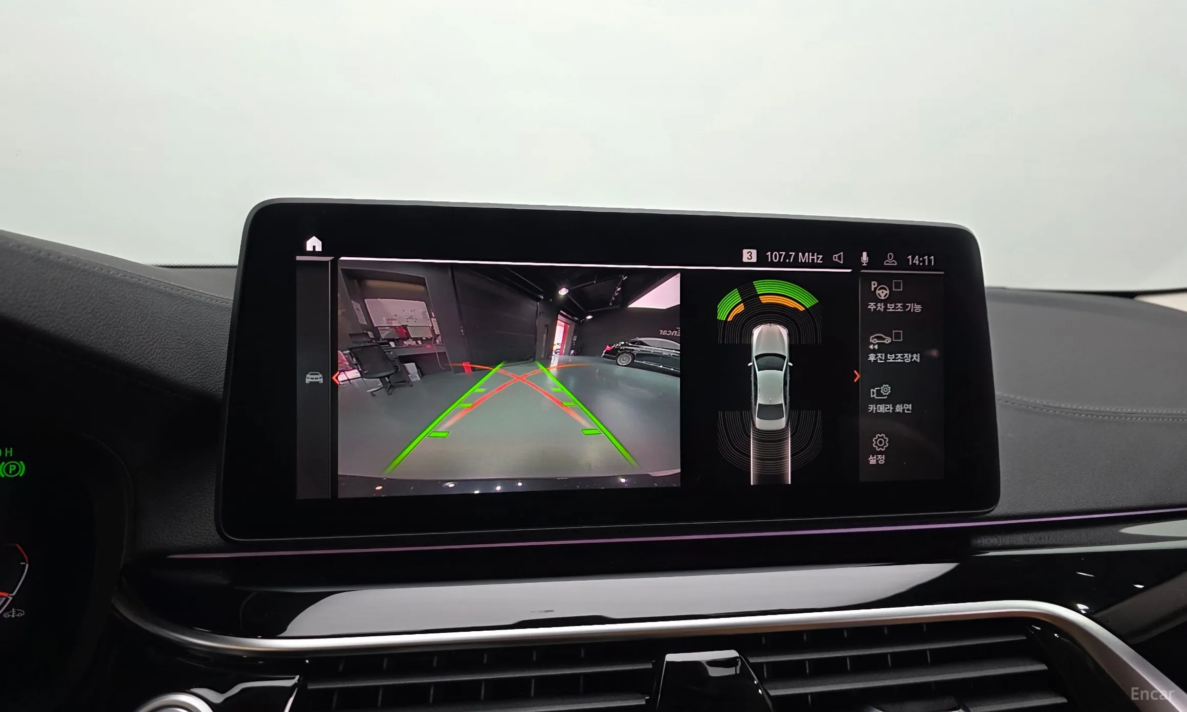 BMW 5 Series (G30) превью 15