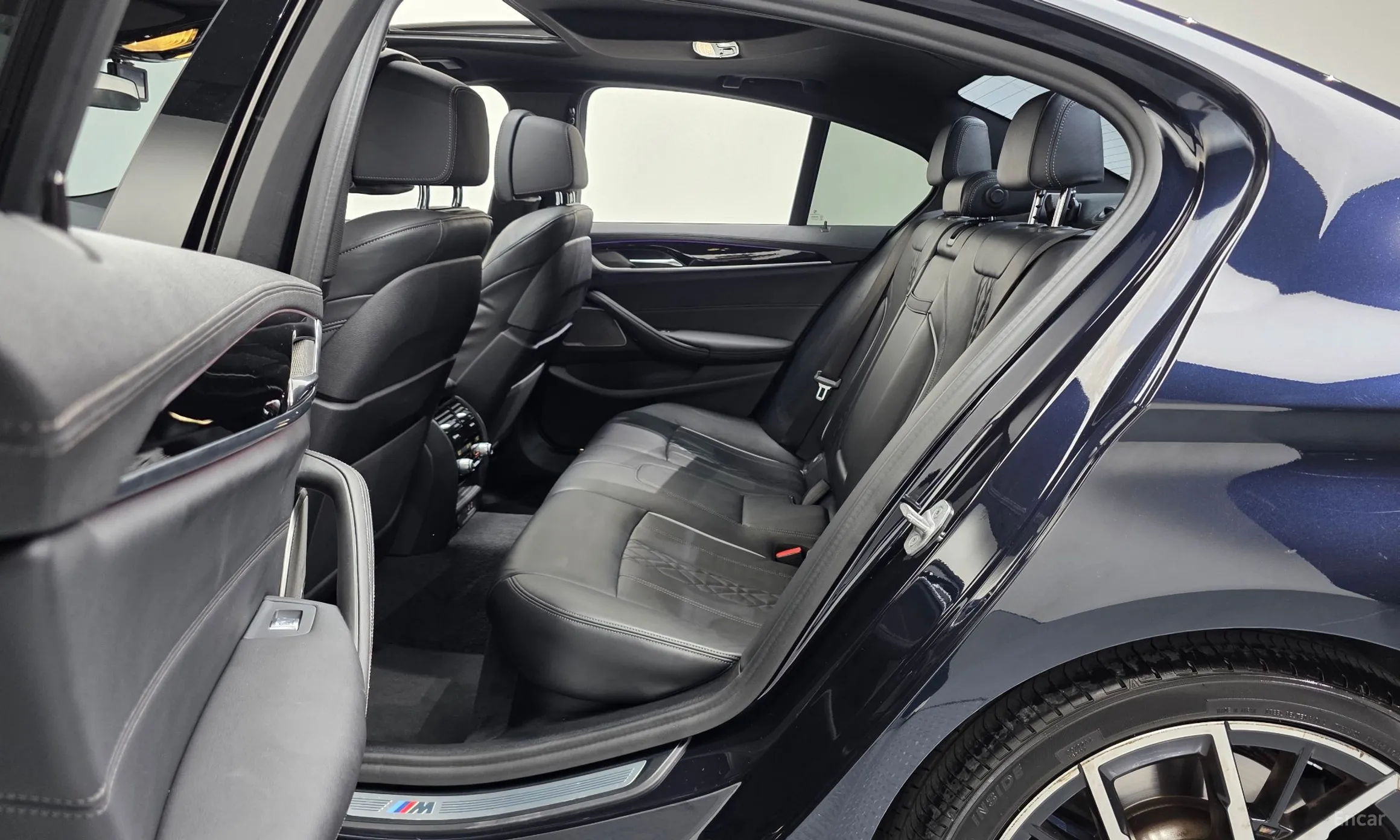 BMW 5 Series (G30) превью 12