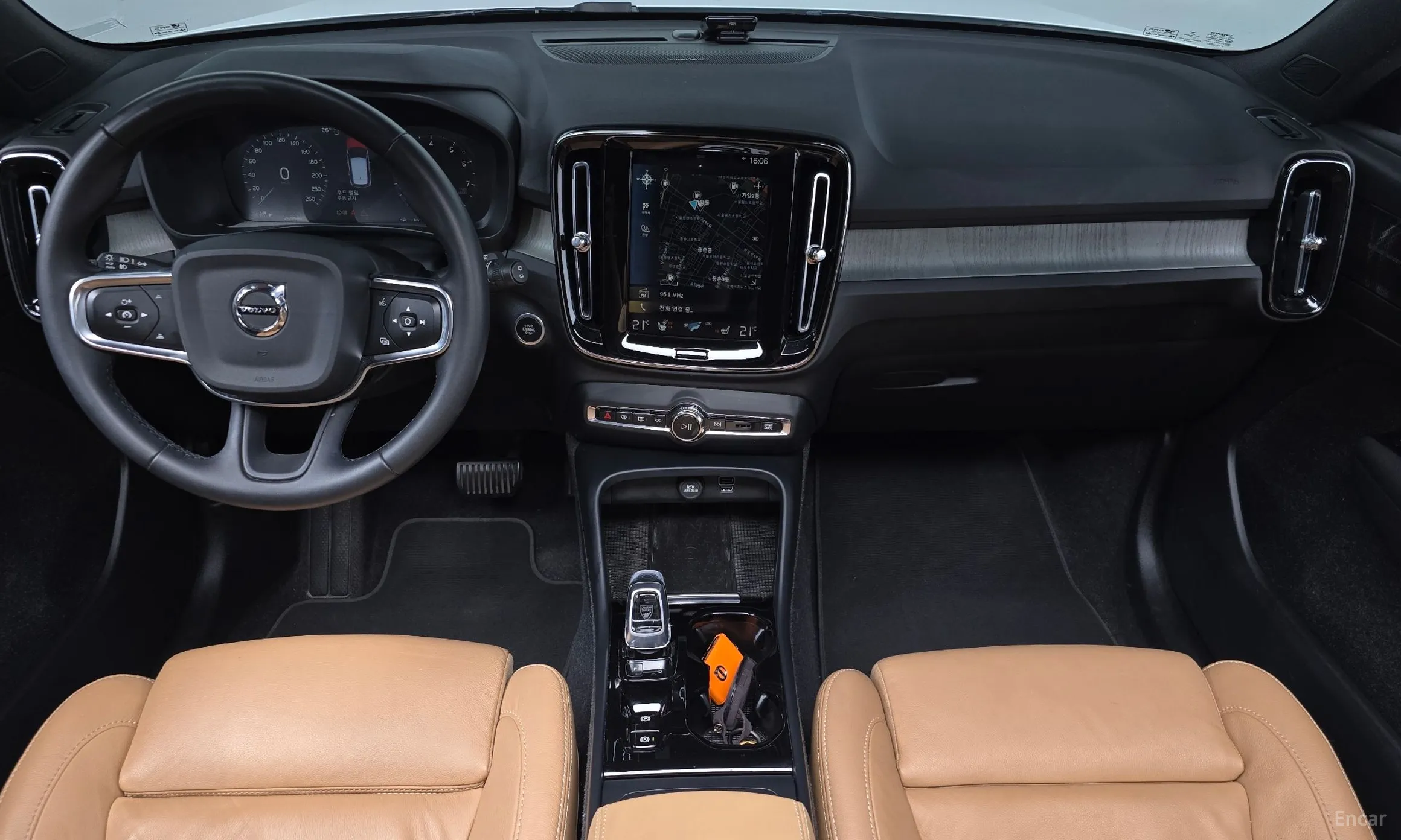 Volvo XC40 превью 7