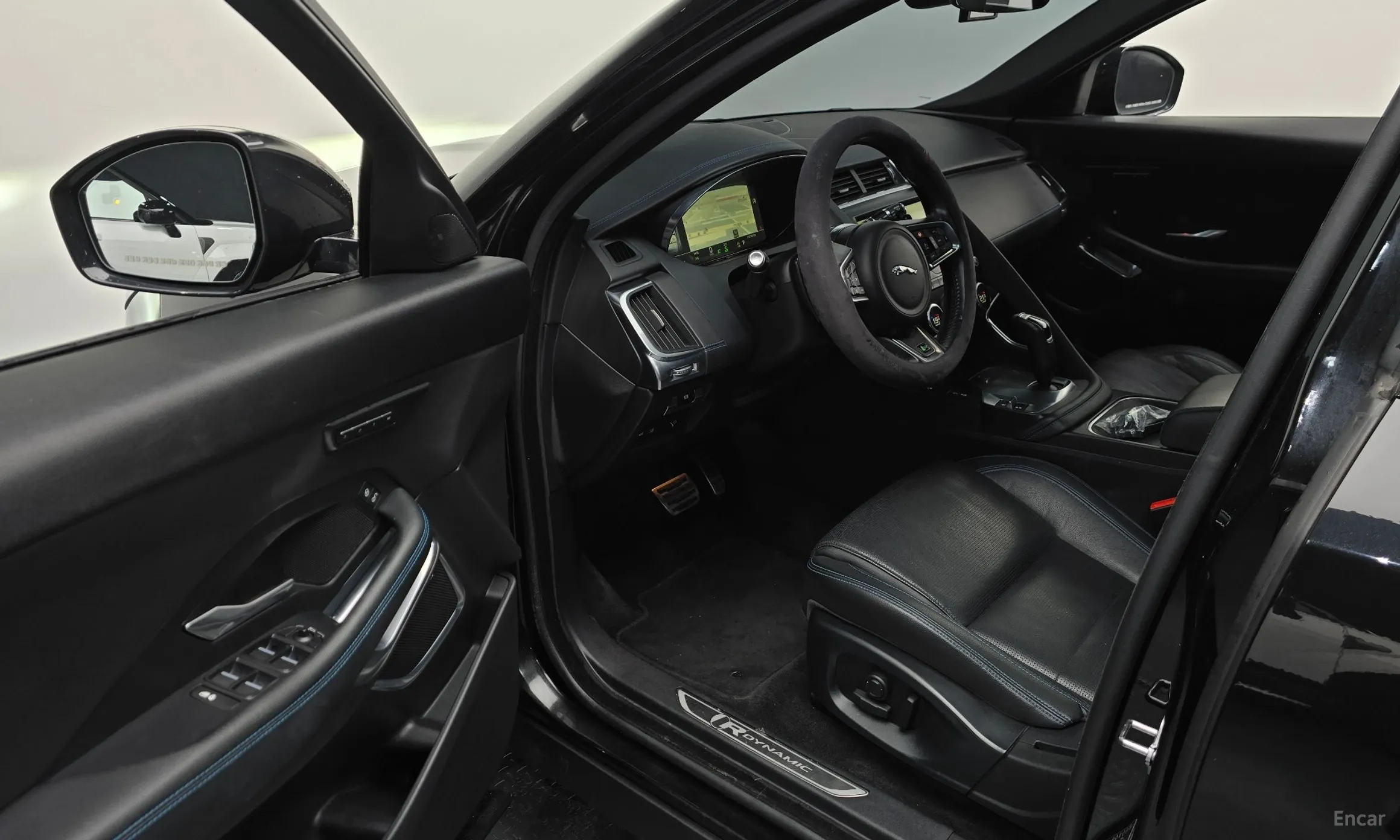 Jaguar E-PACE превью 10