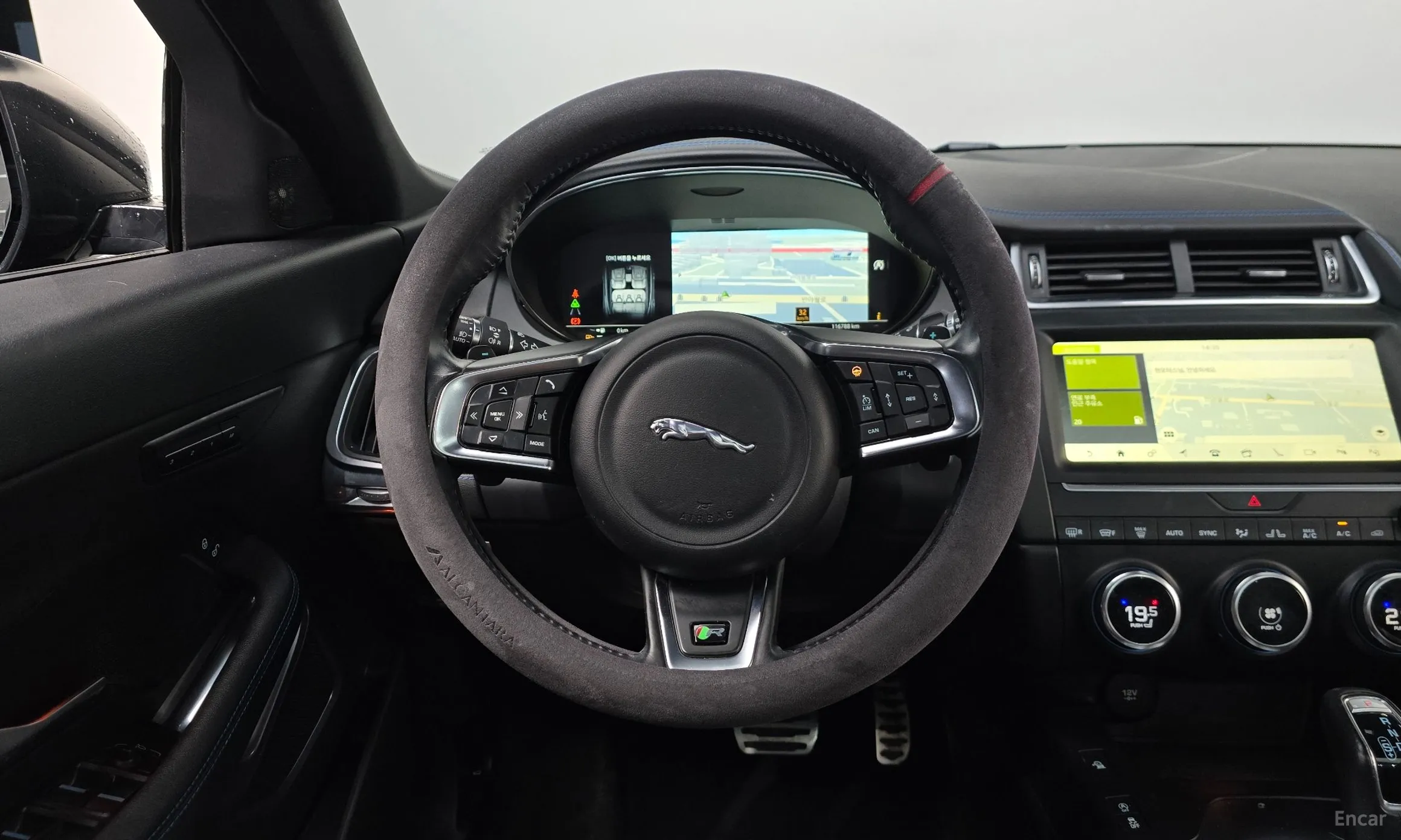 Jaguar E-PACE превью 12