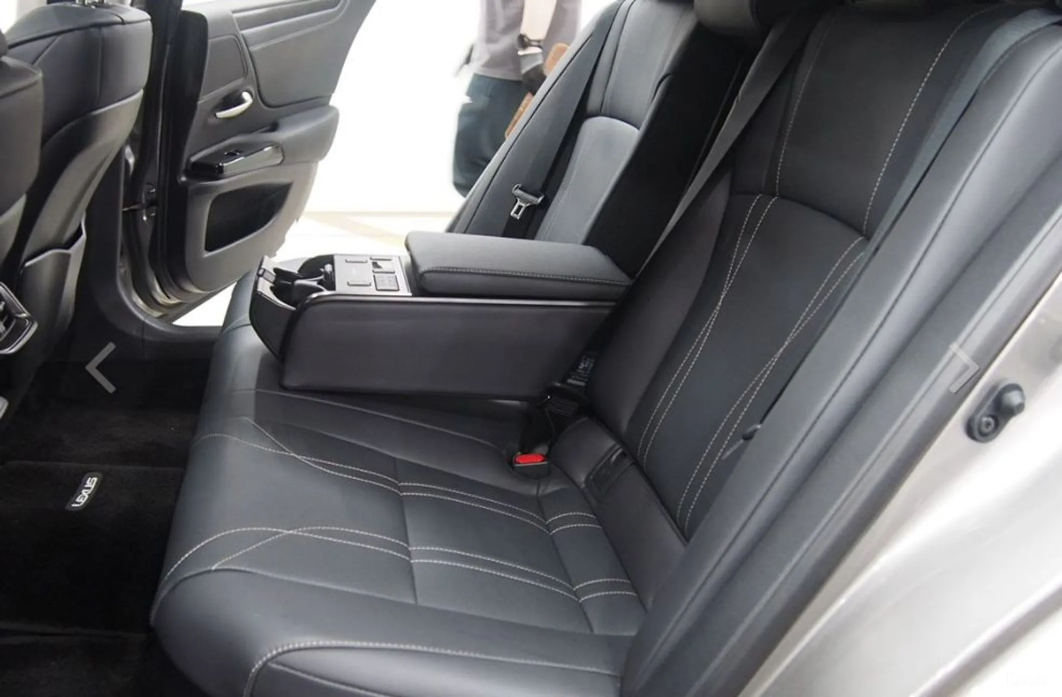 Lexus ES300h 7th Generation превью 18