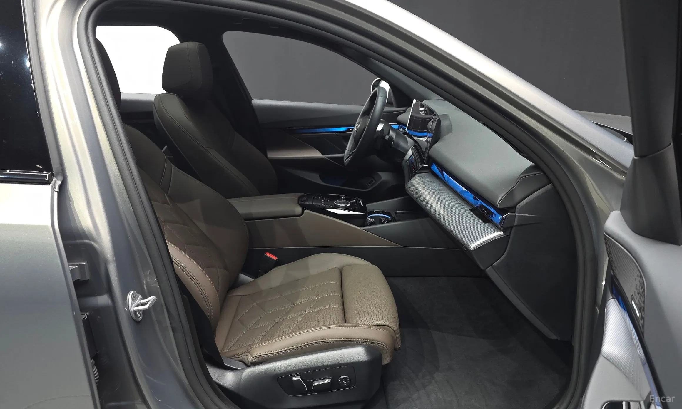 BMW 5 Series (G60) превью 12