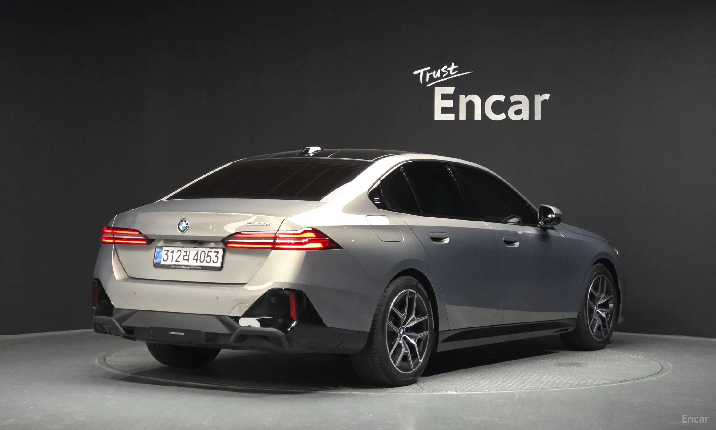 BMW 5 Series (G60) превью 2