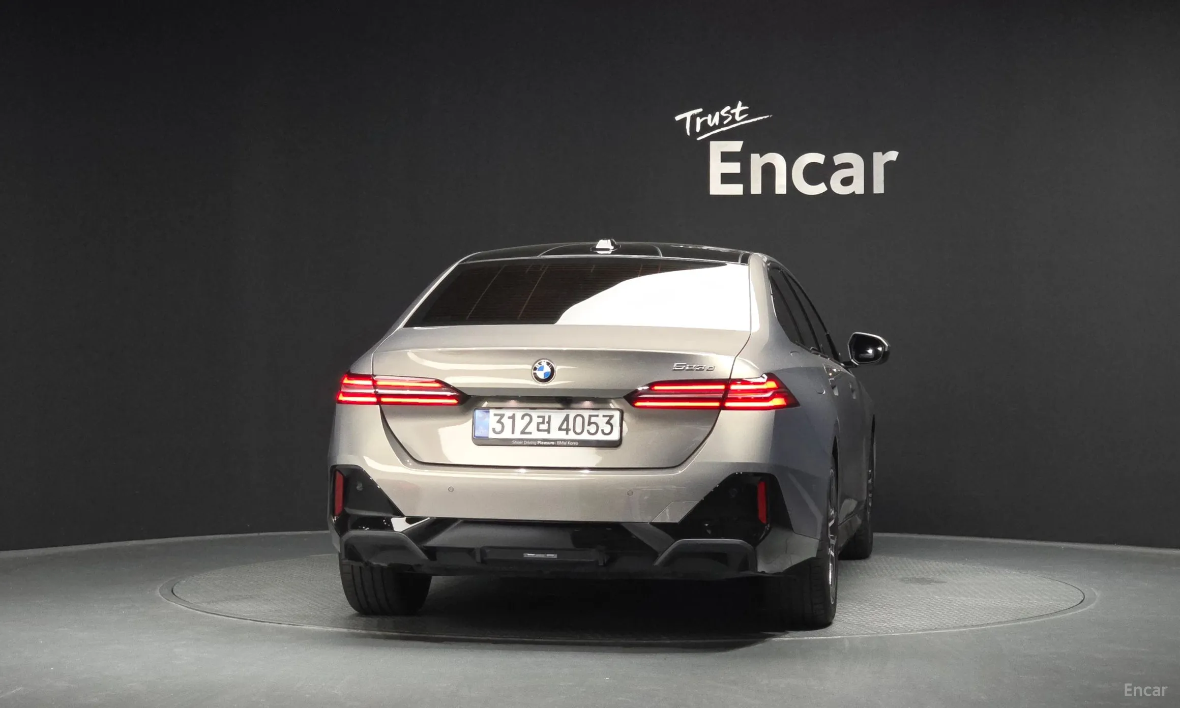 BMW 5 Series (G60) превью 4