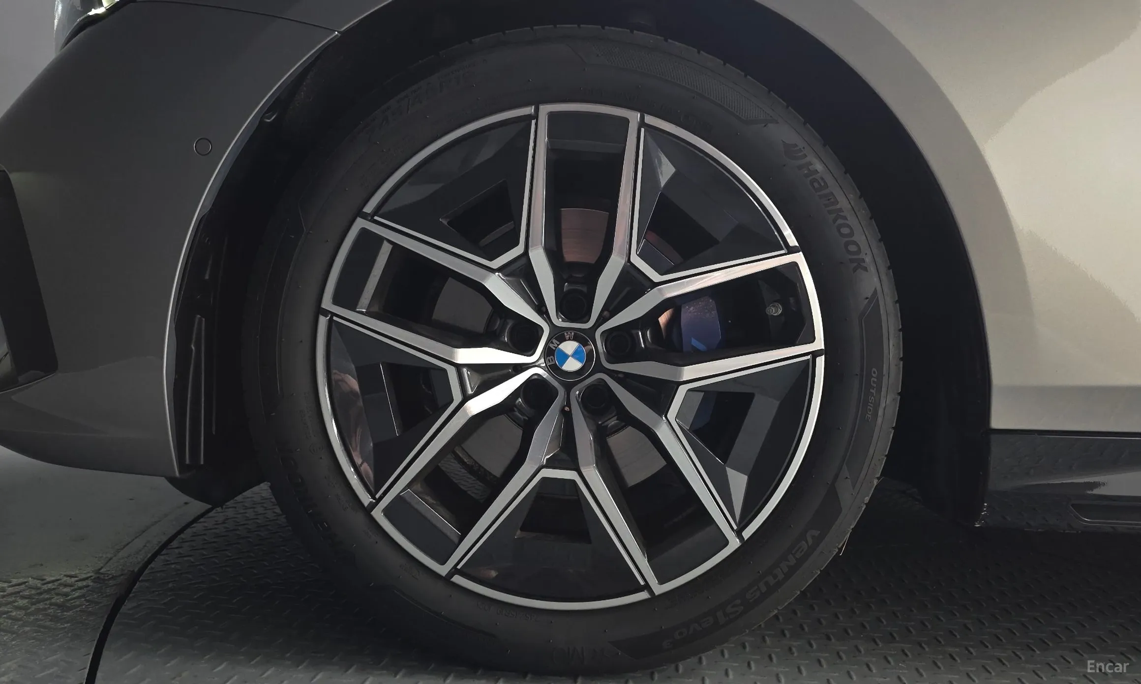 BMW 5 Series (G60) превью 5