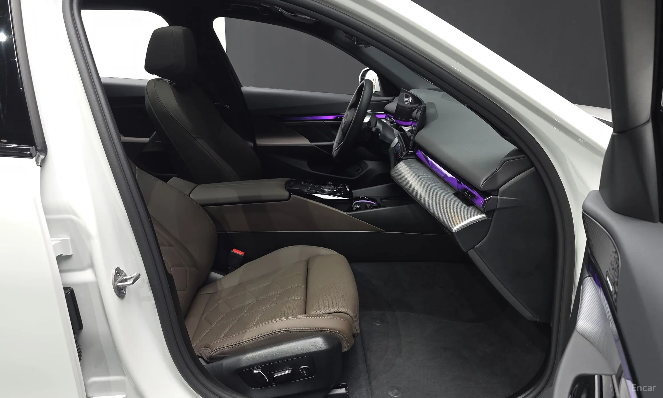 BMW 5 Series (G60) превью 12