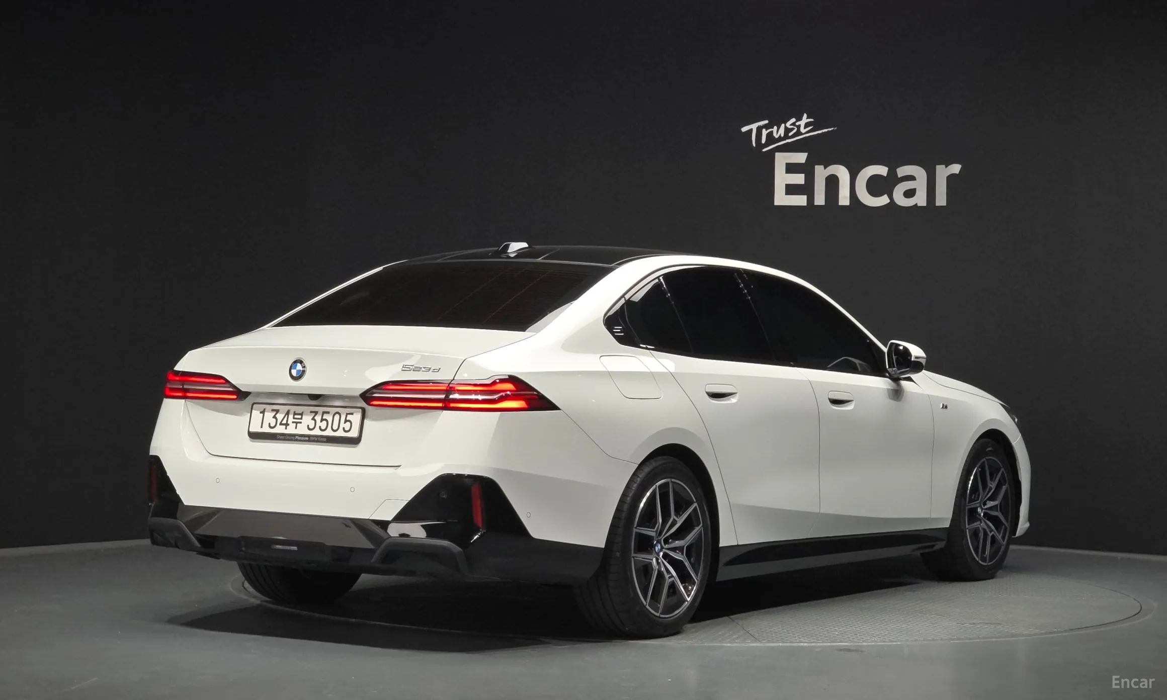 BMW 5 Series (G60) превью 2