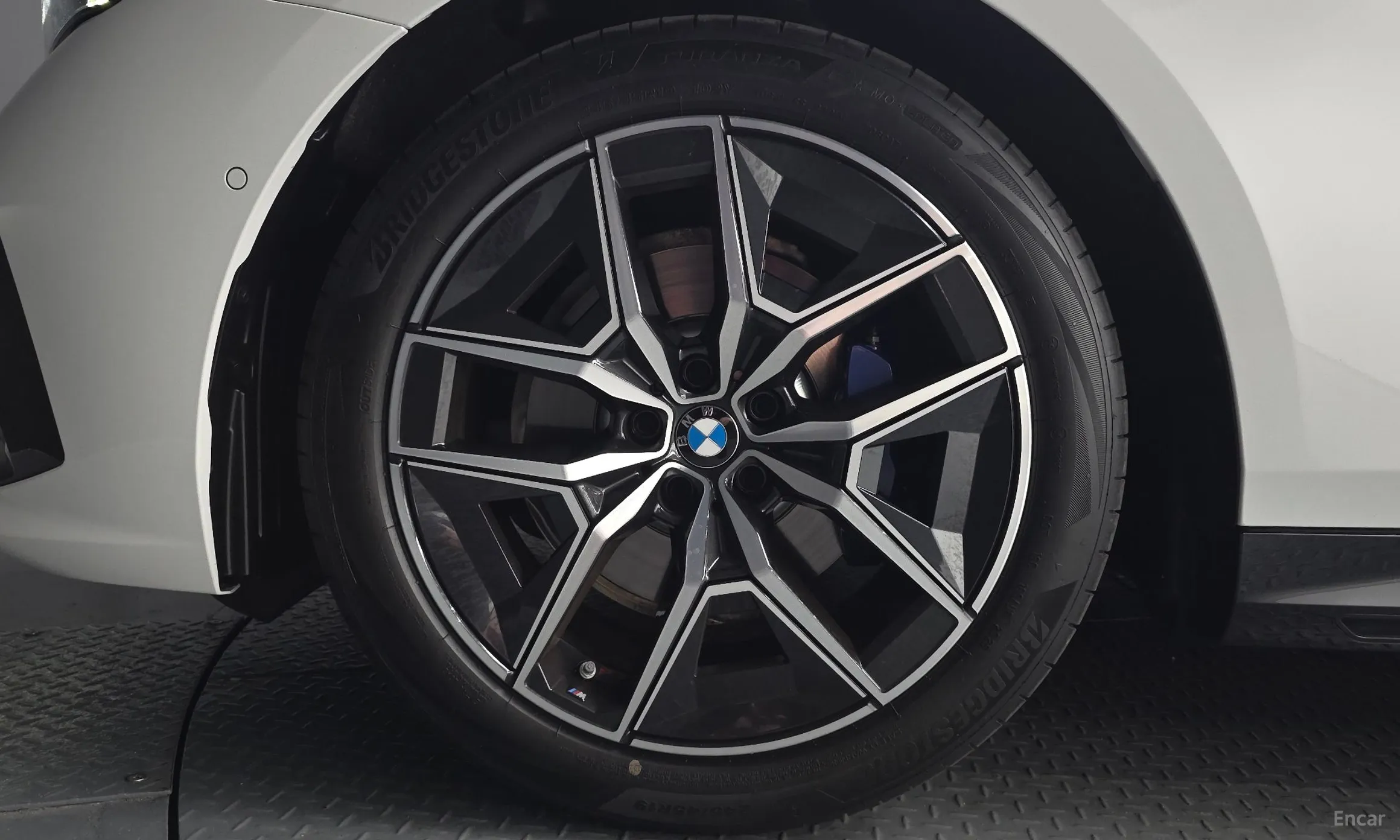 BMW 5 Series (G60) превью 5