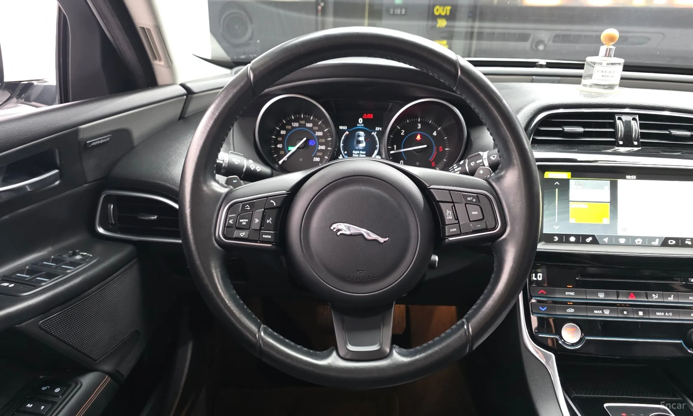 Jaguar XE превью 13