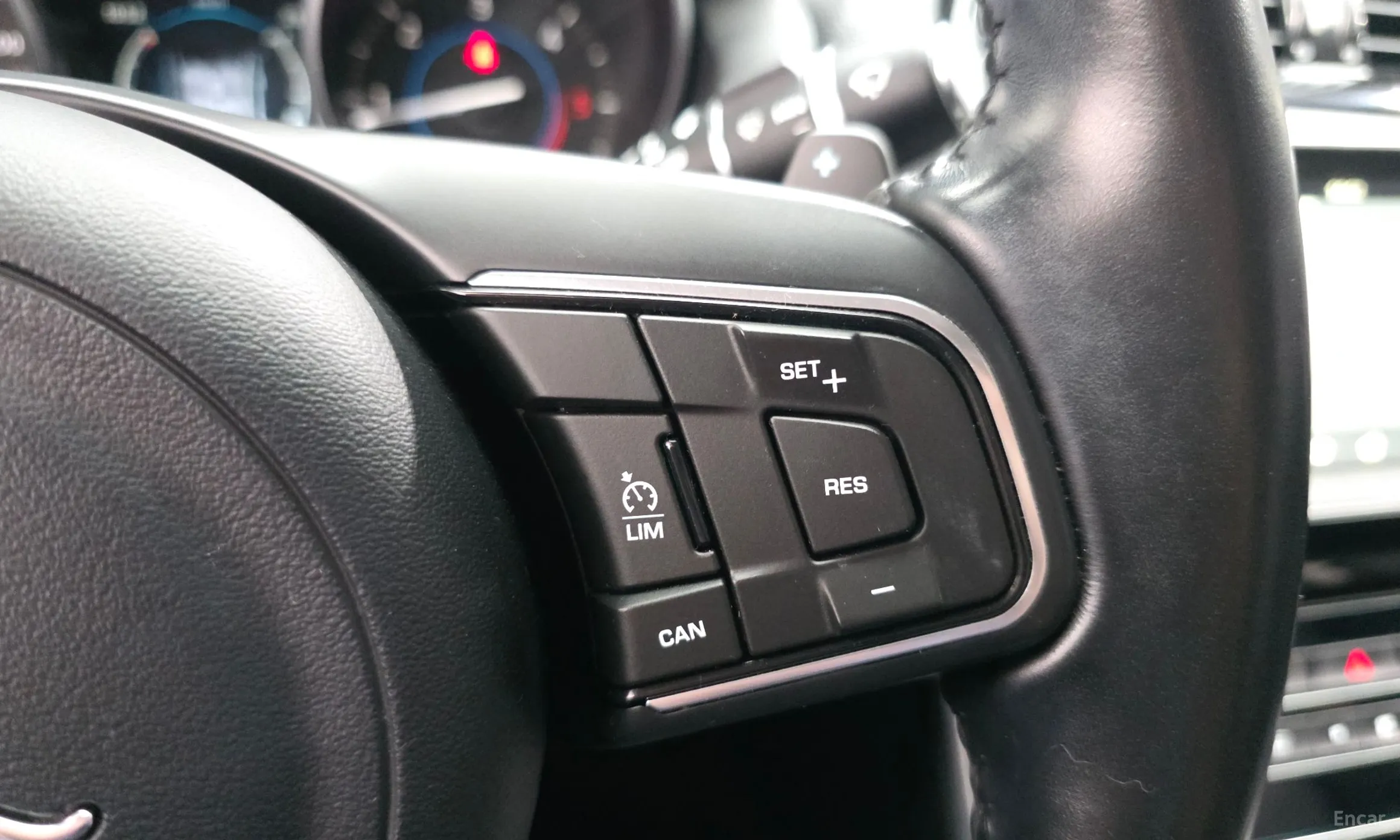 Jaguar XE превью 17