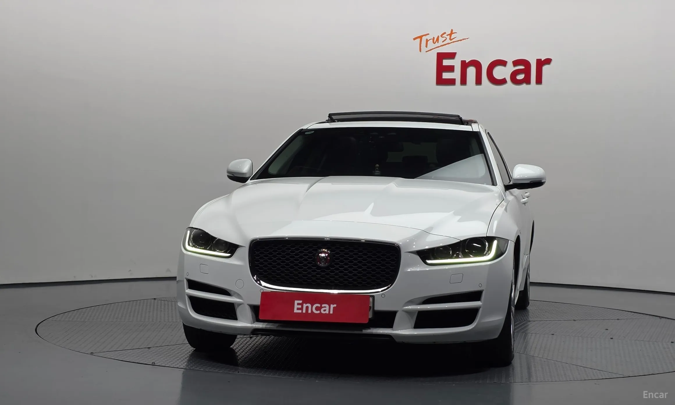 Jaguar XE превью 3