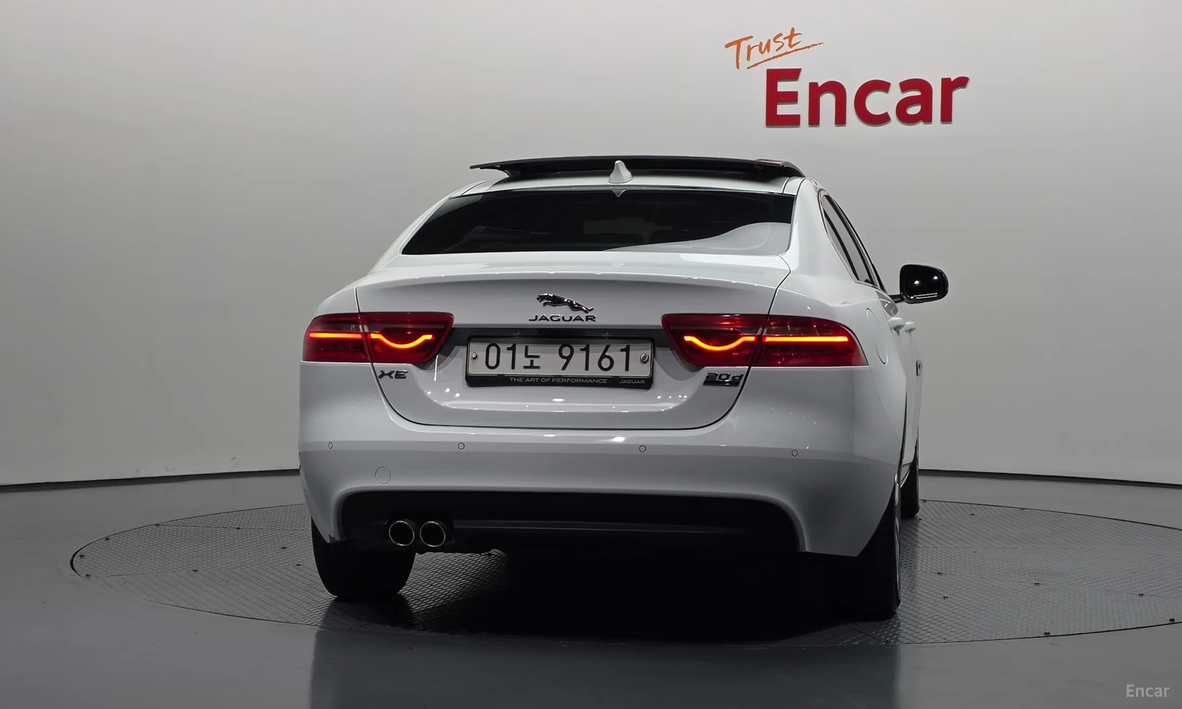 Jaguar XE превью 4