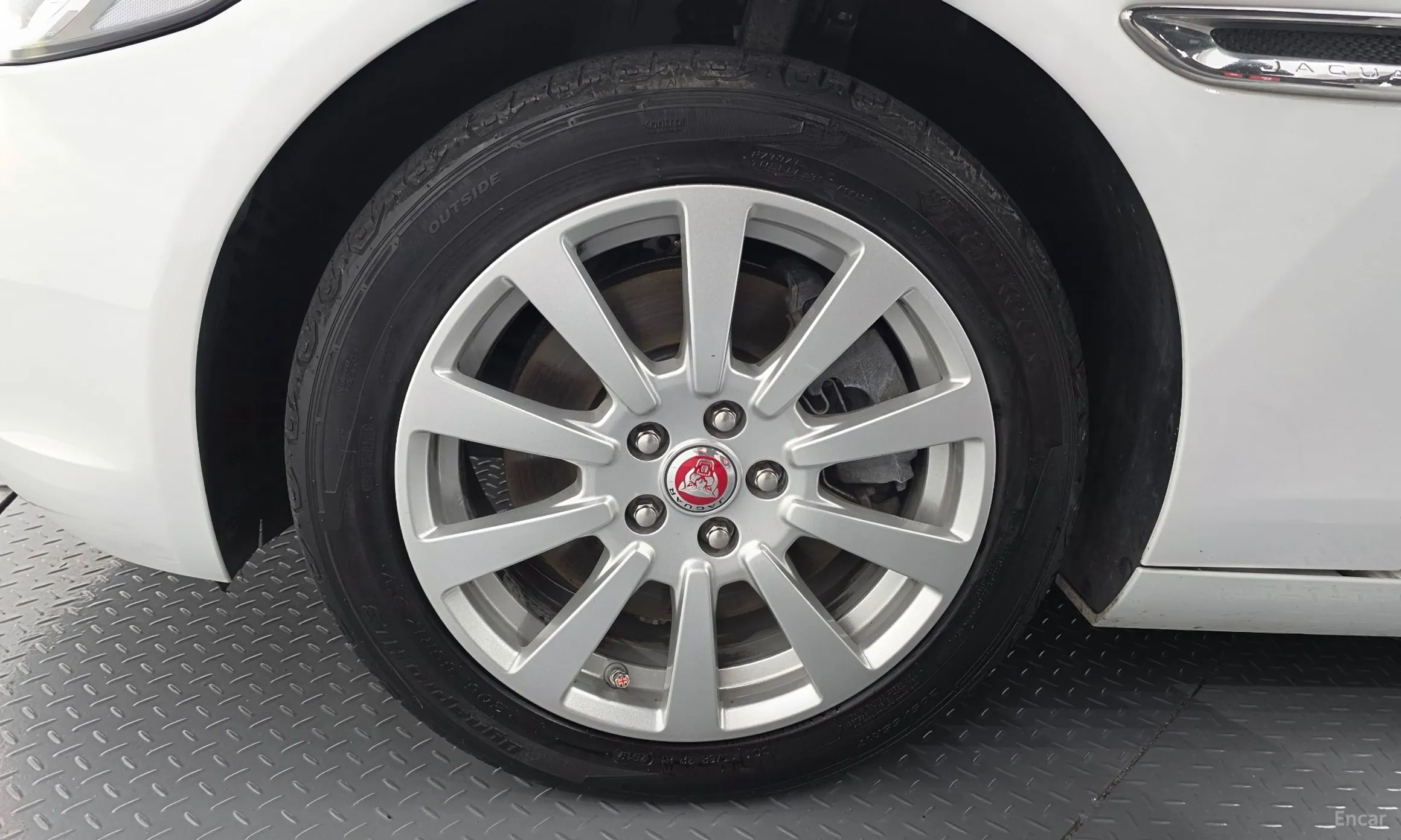 Jaguar XE превью 5
