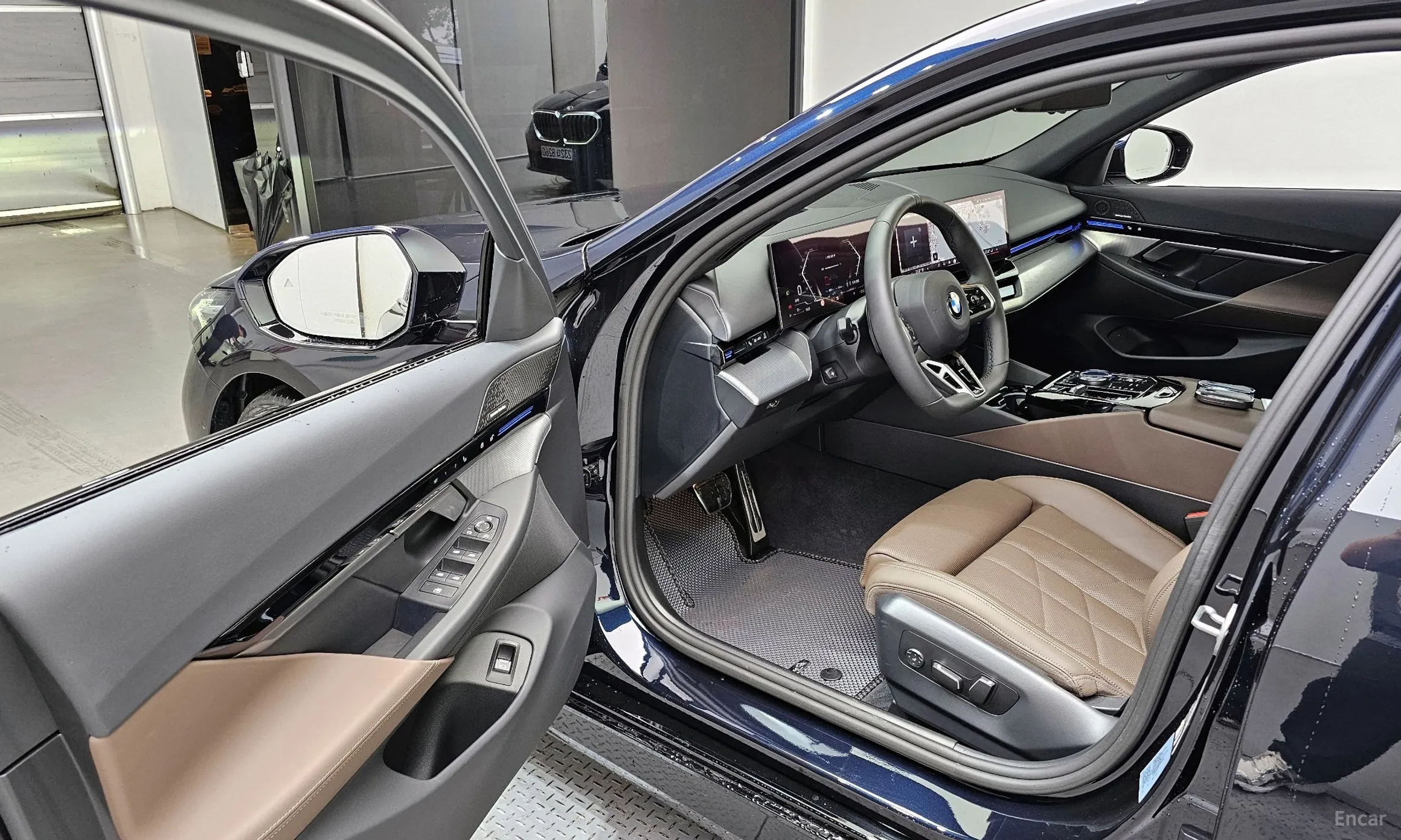 BMW 5 Series (G60) превью 10