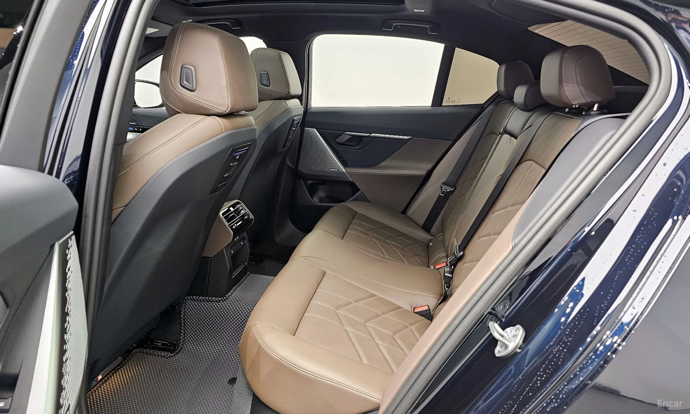 BMW 5 Series (G60) превью 11