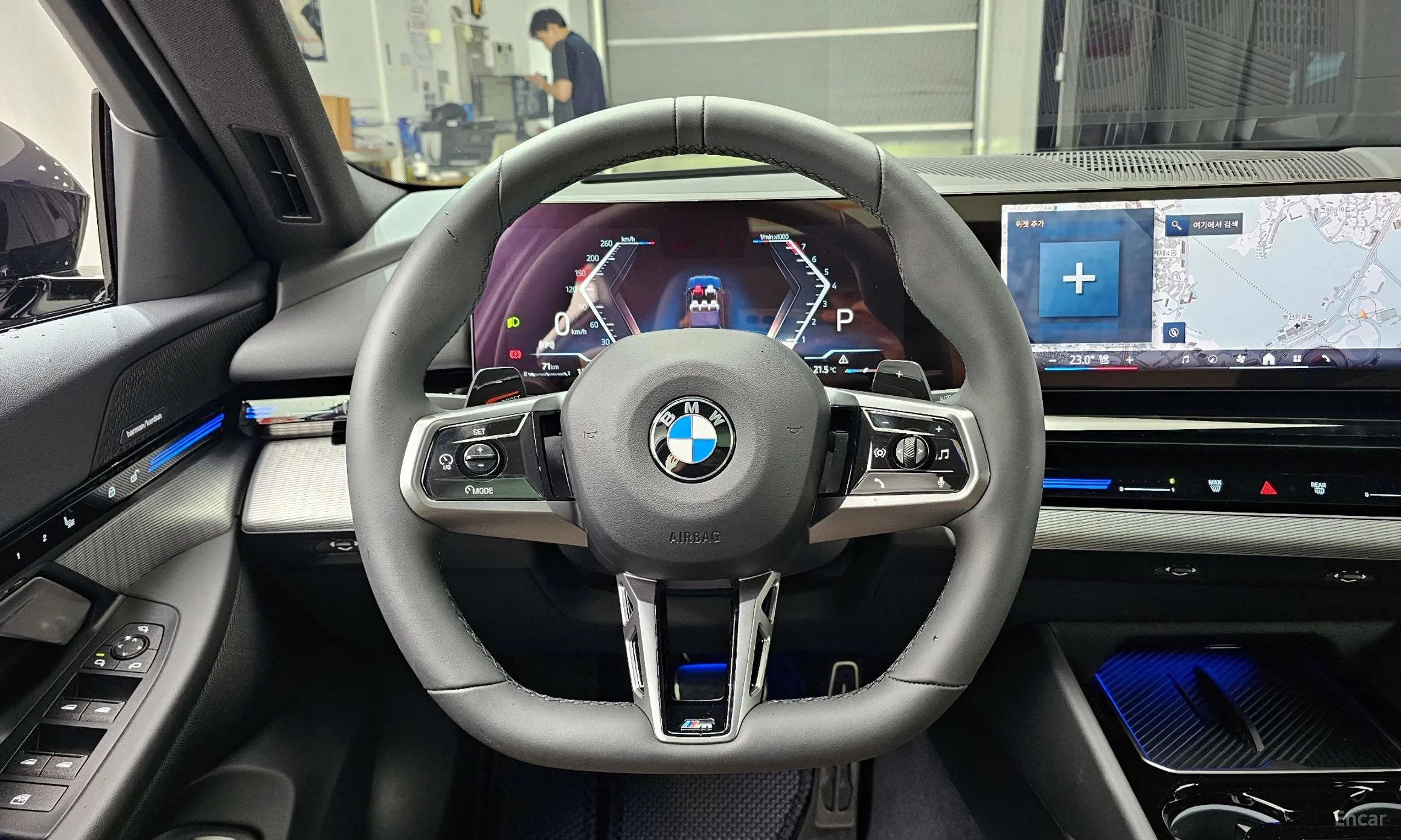 BMW 5 Series (G60) превью 13