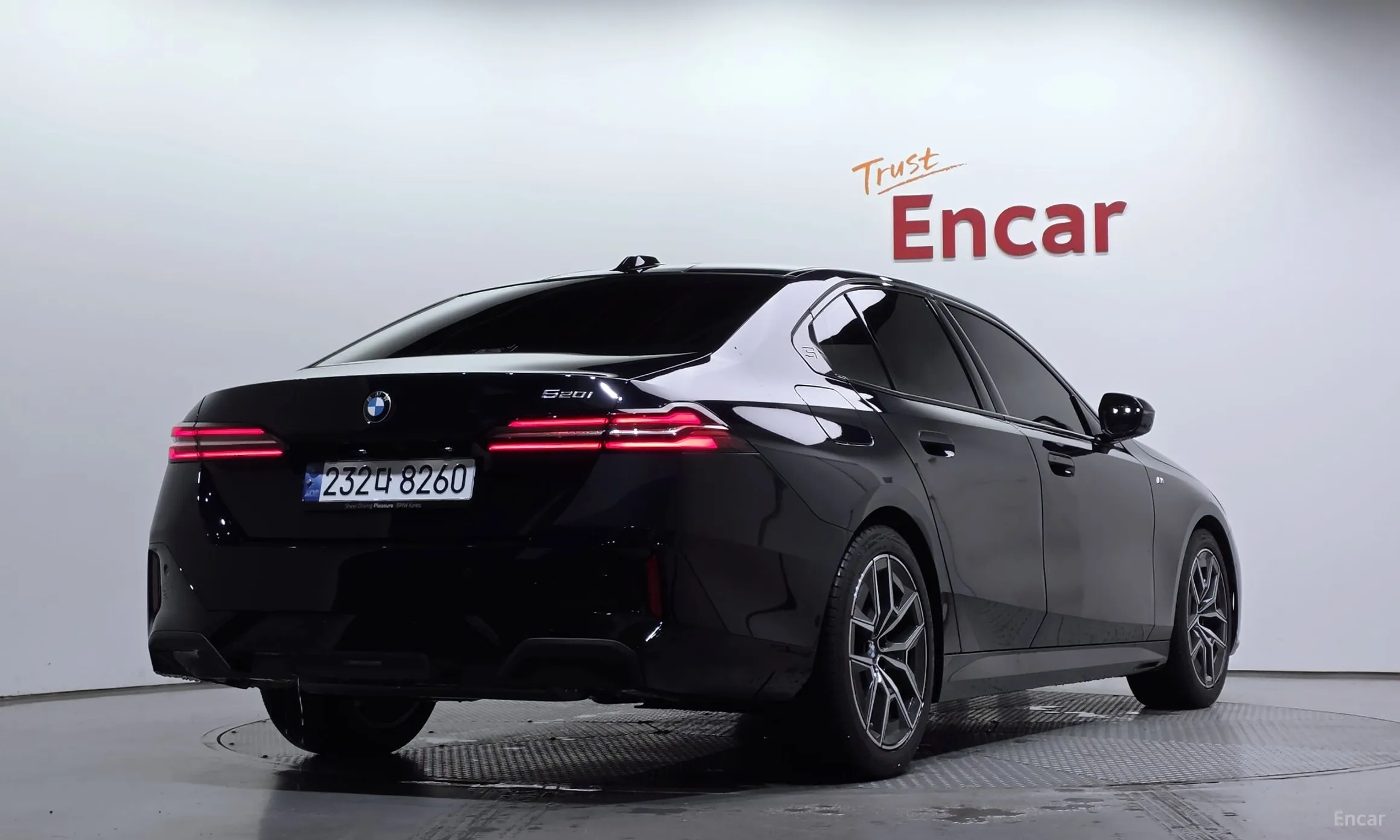 BMW 5 Series (G60) превью 2