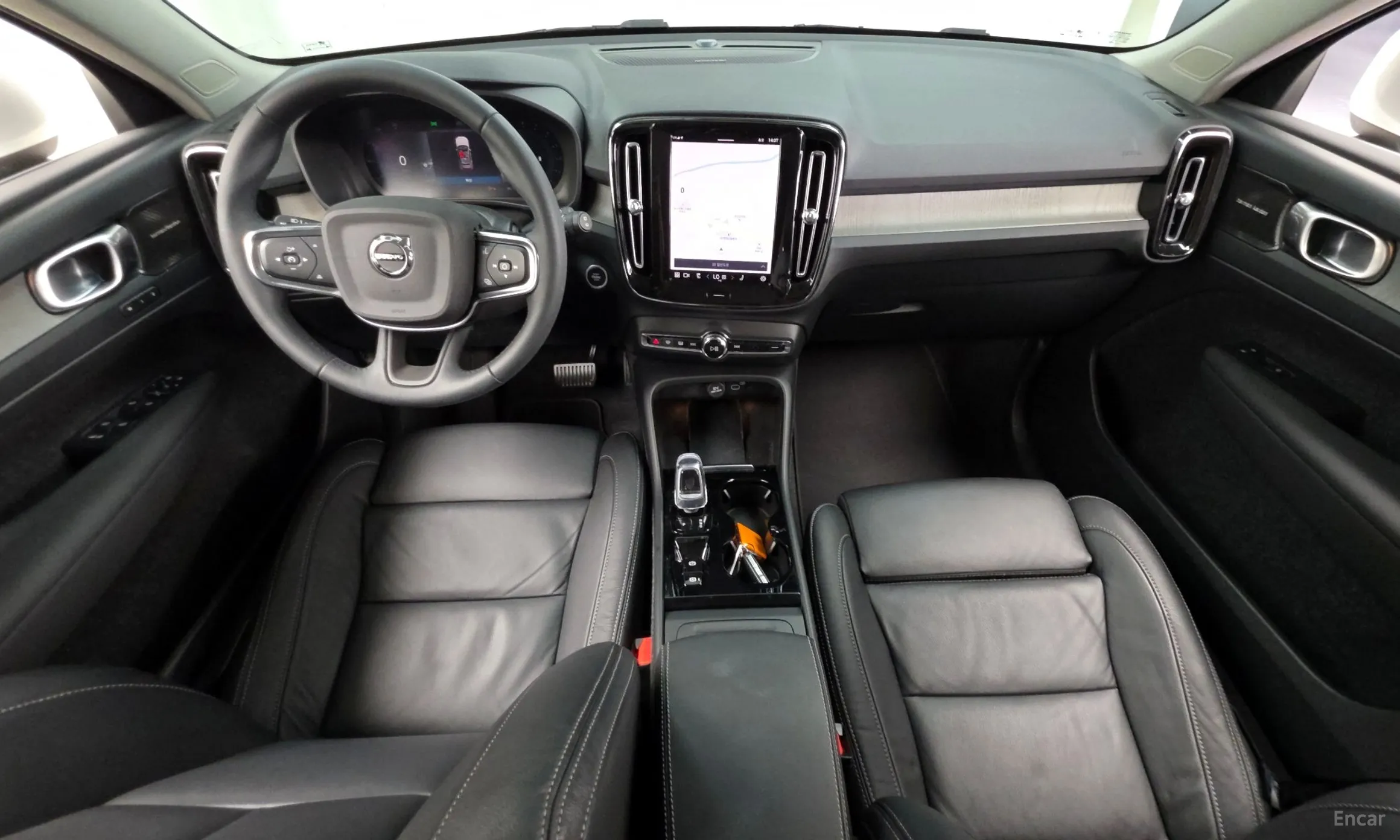Volvo XC40 превью 7