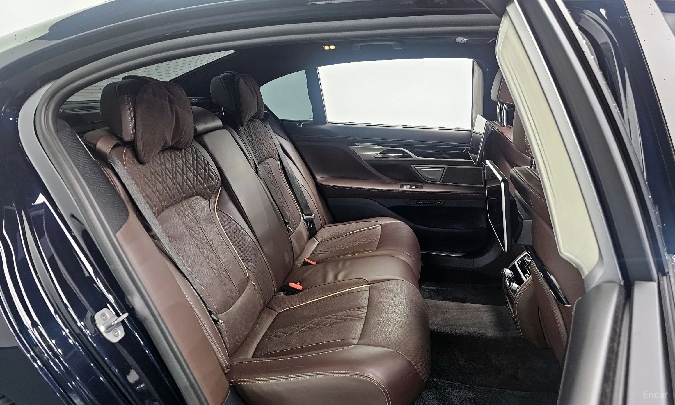 BMW 7 Series (G11) превью 11